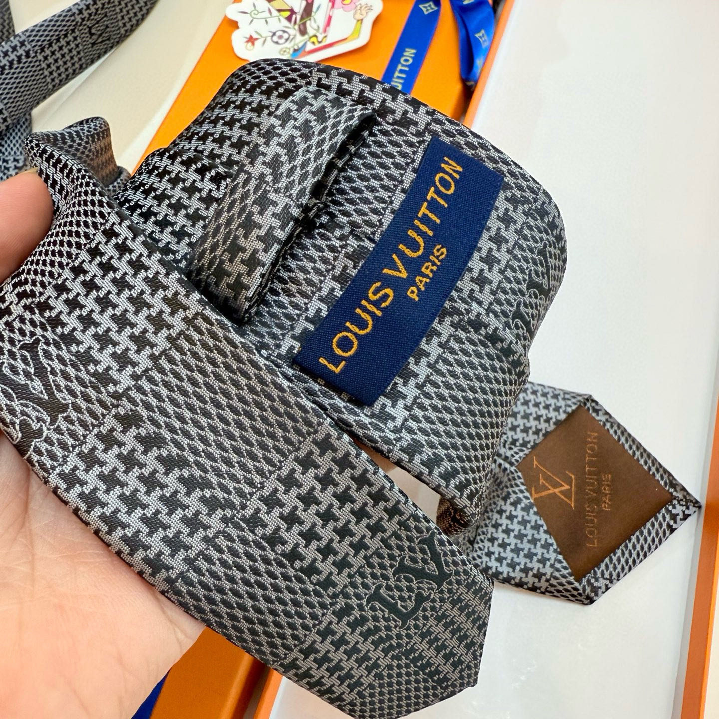 特价💰 专柜同步新款 LV棋盘格领带👔👔，稀有😻😻展现精湛手工与时尚优雅的理想选择，这款领带将标志性的路