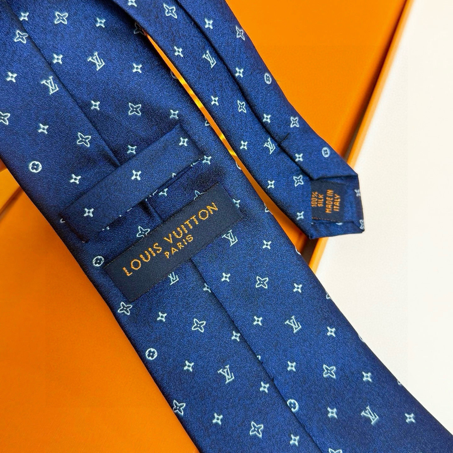 特价💰LV领带 ，路易威登经典领带👔男士必备单品超时尚！高端品质 版型面料都达到品牌标准，，难得的好款，