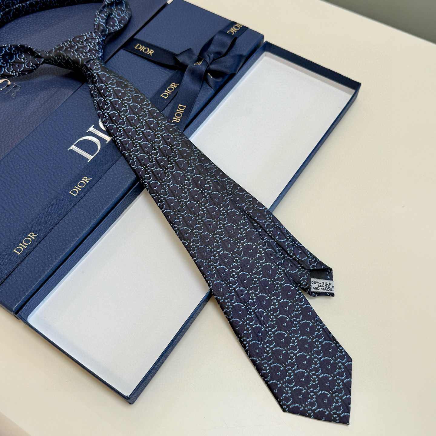 特价💰Dior男士【CD绣标领带】，稀有😻😻展现精湛手工与时尚优雅的理想选择，这款采用DO家最经典极具标