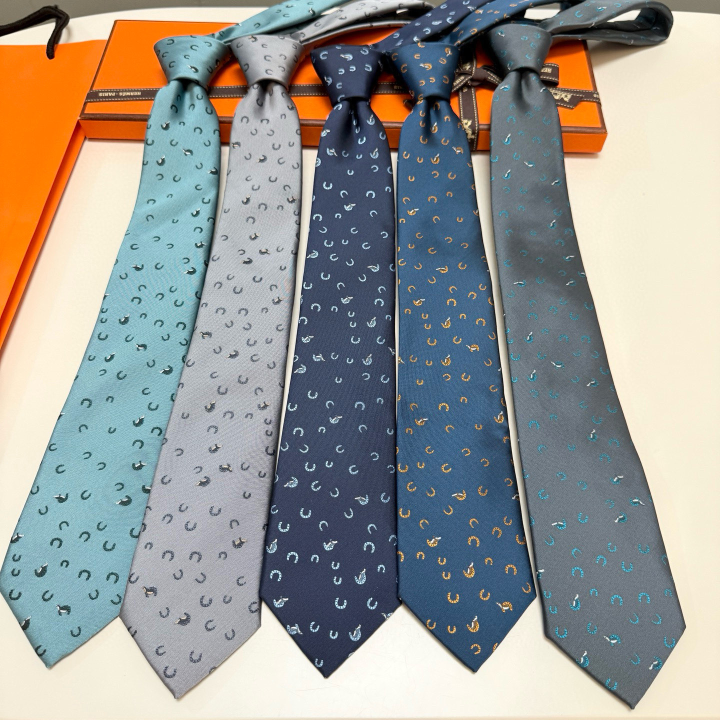 有货！特价💰 爱马仕官方领带“出奇制胜”领带！
爱马仕每年都有一千条不同印花的领带面世，从最初的多以几何