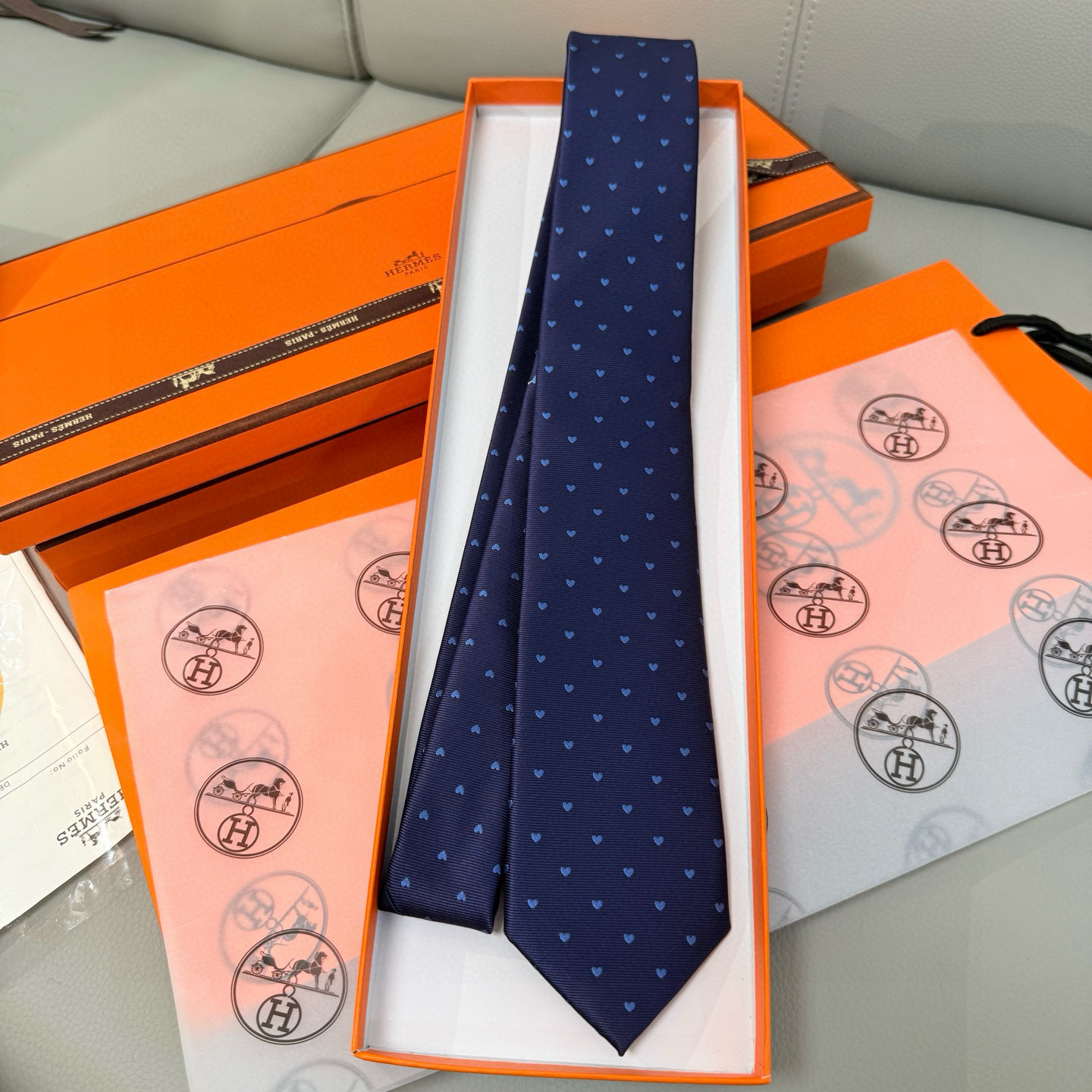 特价💰 爱马仕男女同款爱心新款领带系列👔👔，可以充分展示自己个性。100%顶级斜纹真丝手工定制‼。