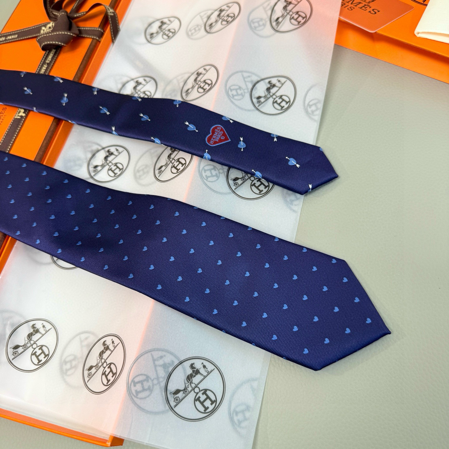 特价💰 爱马仕男女同款爱心新款领带系列👔👔，可以充分展示自己个性。100%顶级斜纹真丝手工定制‼。
