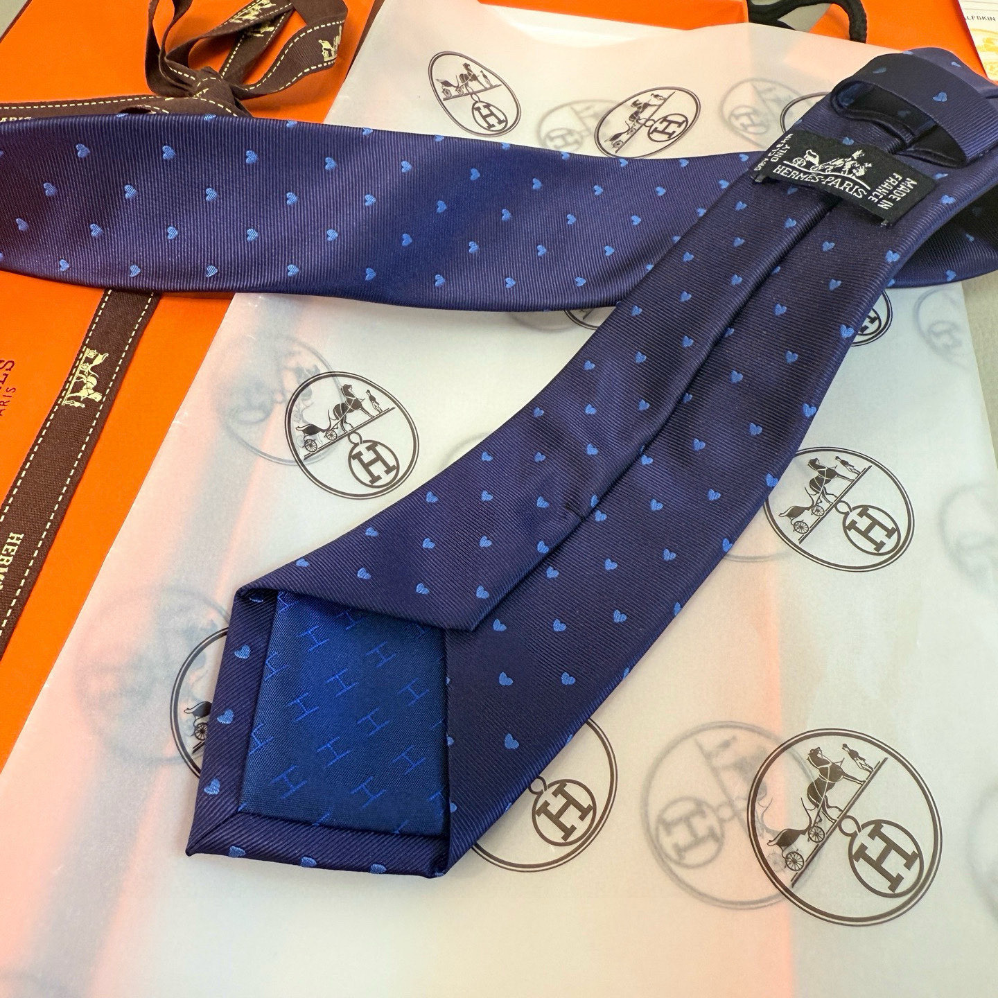 特价💰 爱马仕男女同款爱心新款领带系列👔👔，可以充分展示自己个性。100%顶级斜纹真丝手工定制‼。