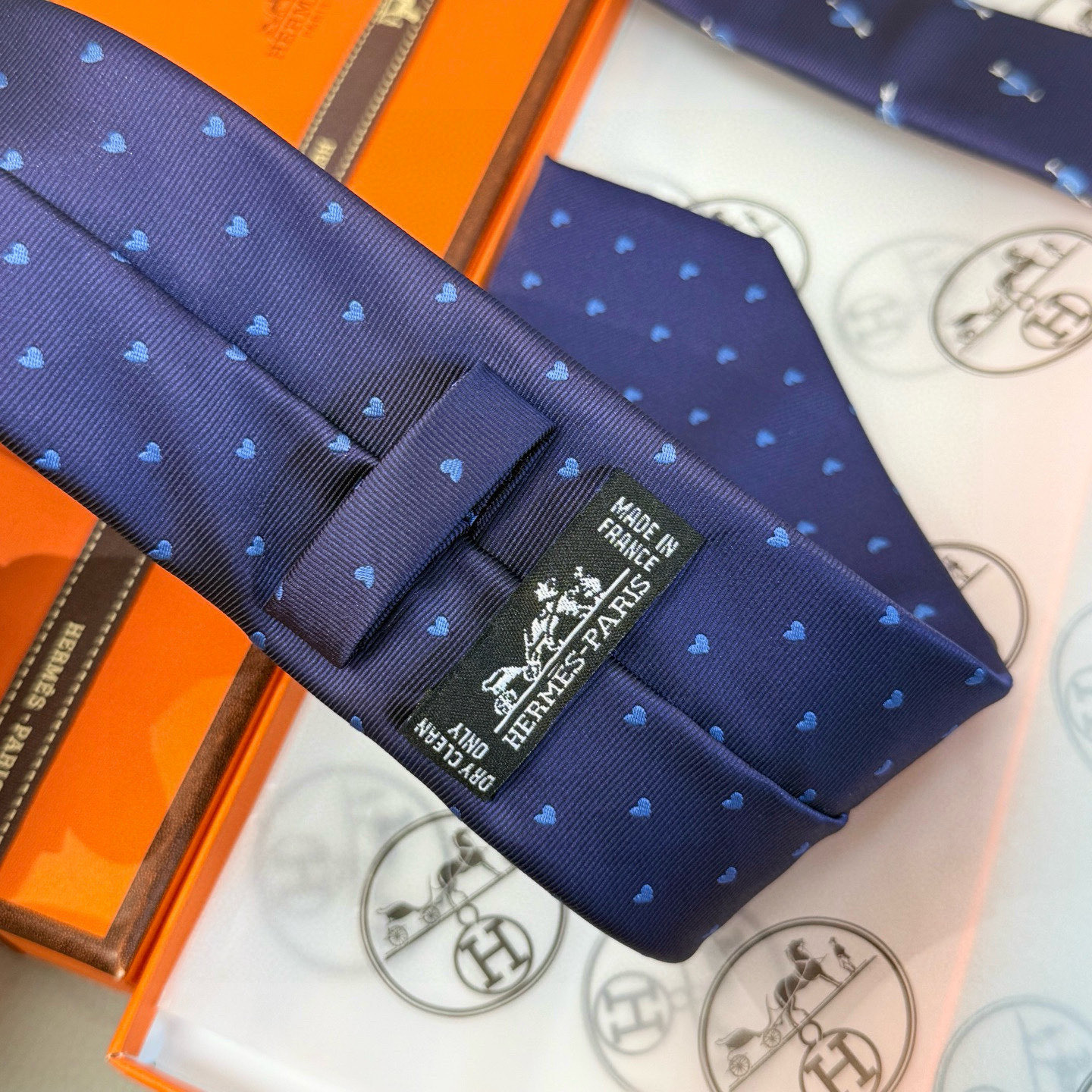 特价💰 爱马仕男女同款爱心新款领带系列👔👔，可以充分展示自己个性。100%顶级斜纹真丝手工定制‼。