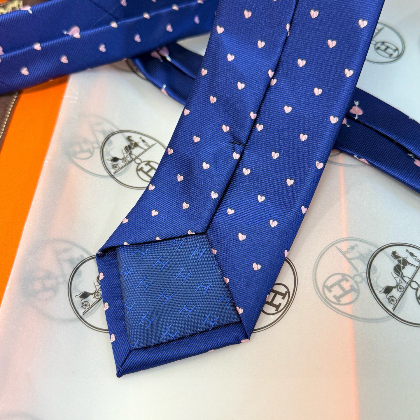 特价💰 爱马仕男女同款爱心新款领带系列👔👔，可以充分展示自己个性。100%顶级斜纹真丝手工定制‼。