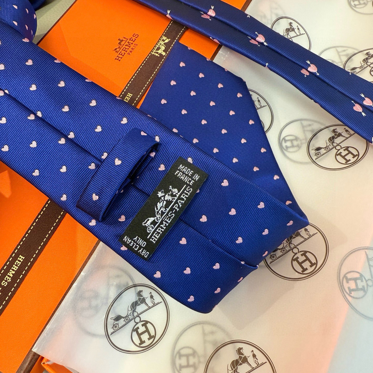 特价💰 爱马仕男女同款爱心新款领带系列👔👔，可以充分展示自己个性。100%顶级斜纹真丝手工定制‼。