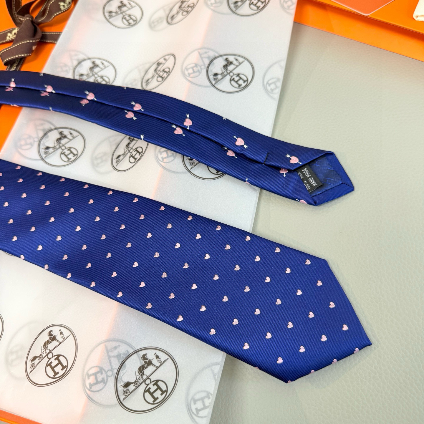 特价💰 爱马仕男女同款爱心新款领带系列👔👔，可以充分展示自己个性。100%顶级斜纹真丝手工定制‼。