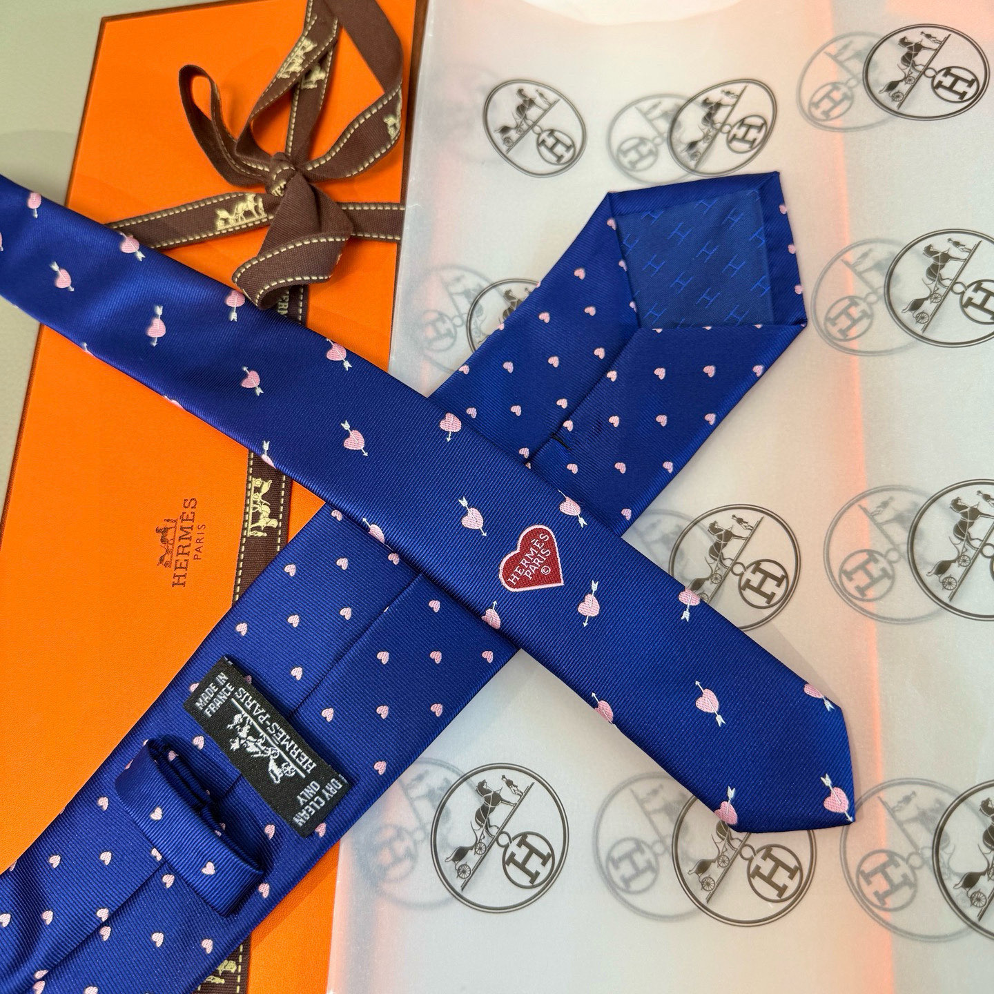特价💰 爱马仕男女同款爱心新款领带系列👔👔，可以充分展示自己个性。100%顶级斜纹真丝手工定制‼。