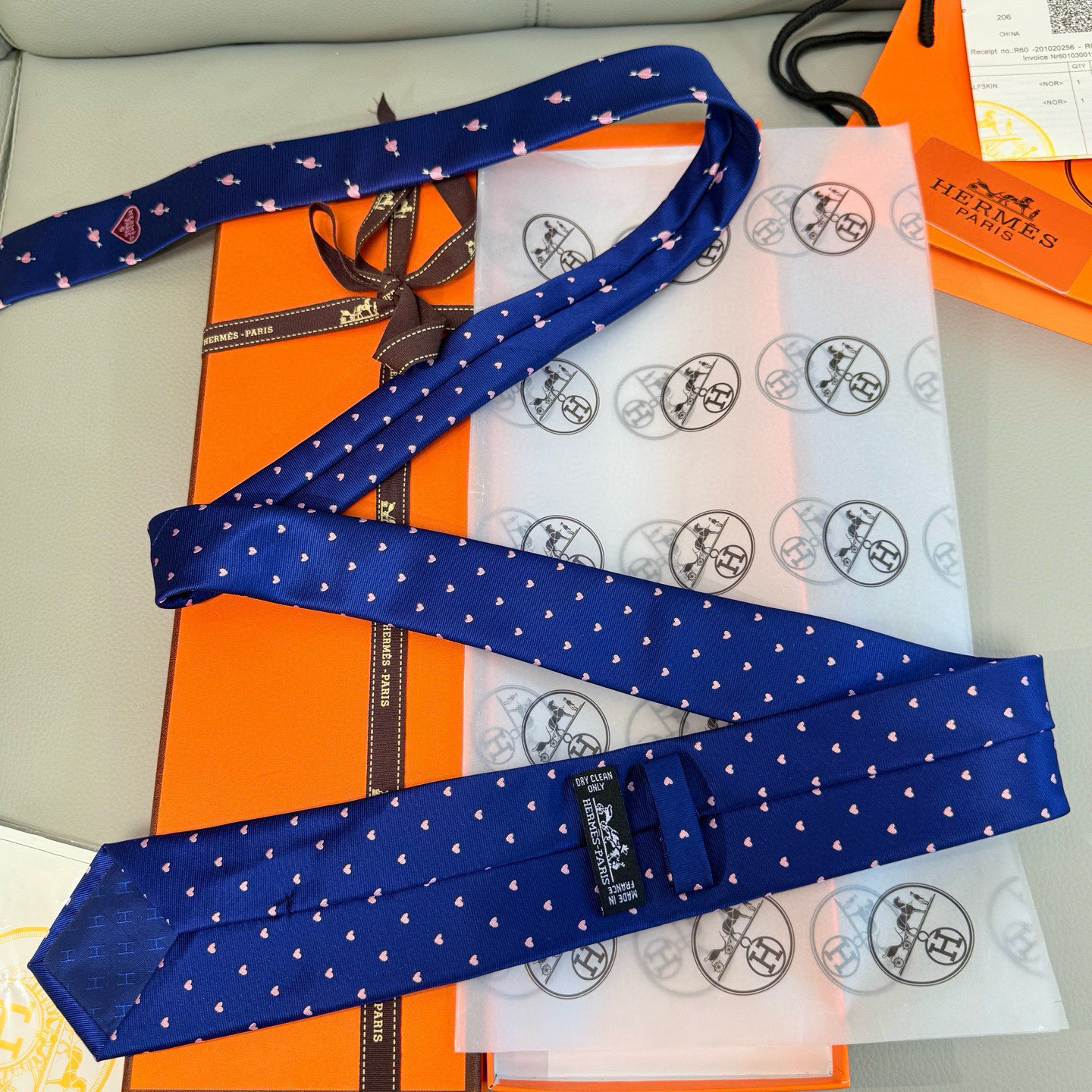 特价💰 爱马仕男女同款爱心新款领带系列👔👔，可以充分展示自己个性。100%顶级斜纹真丝手工定制‼。