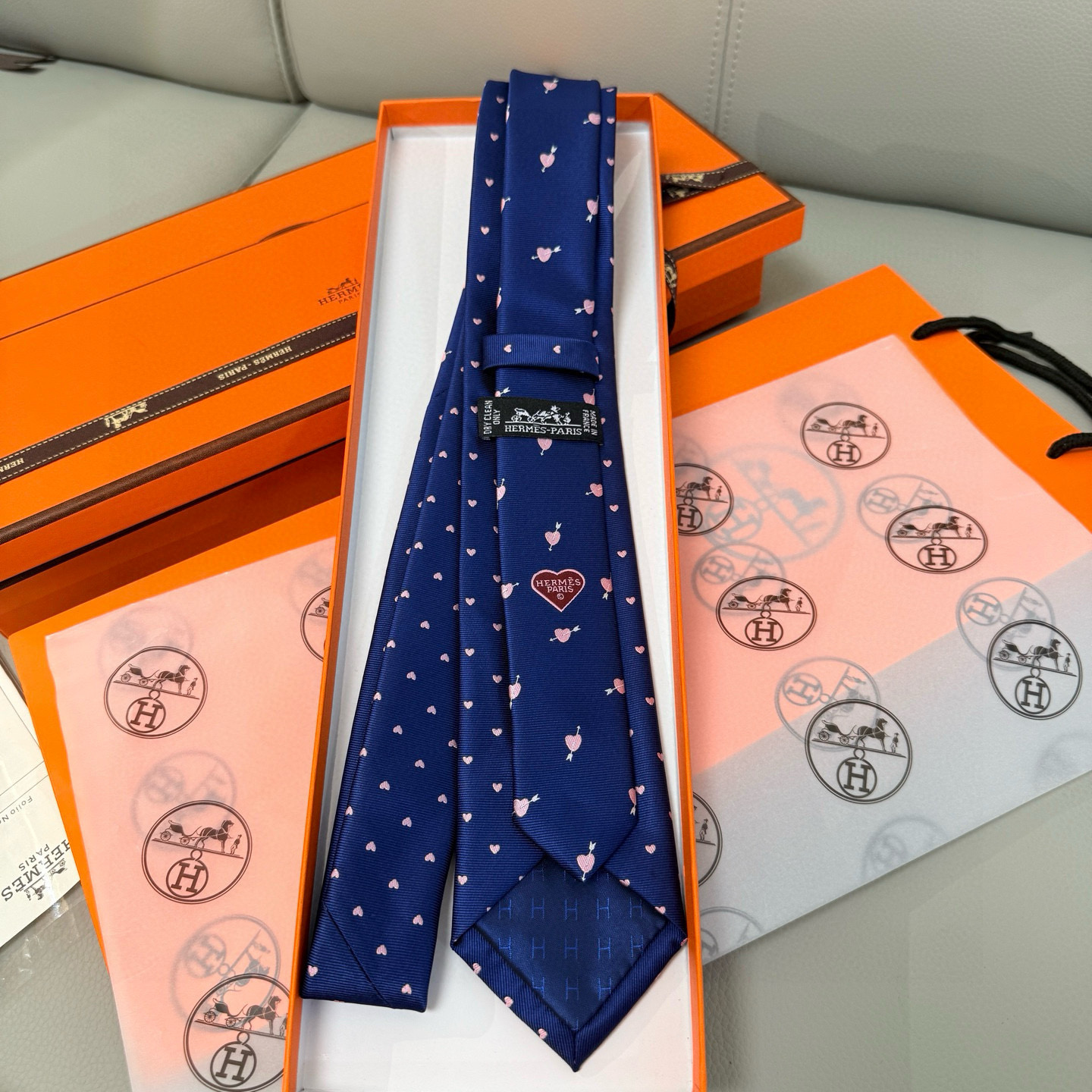 特价💰 爱马仕男女同款爱心新款领带系列👔👔，可以充分展示自己个性。100%顶级斜纹真丝手工定制‼。