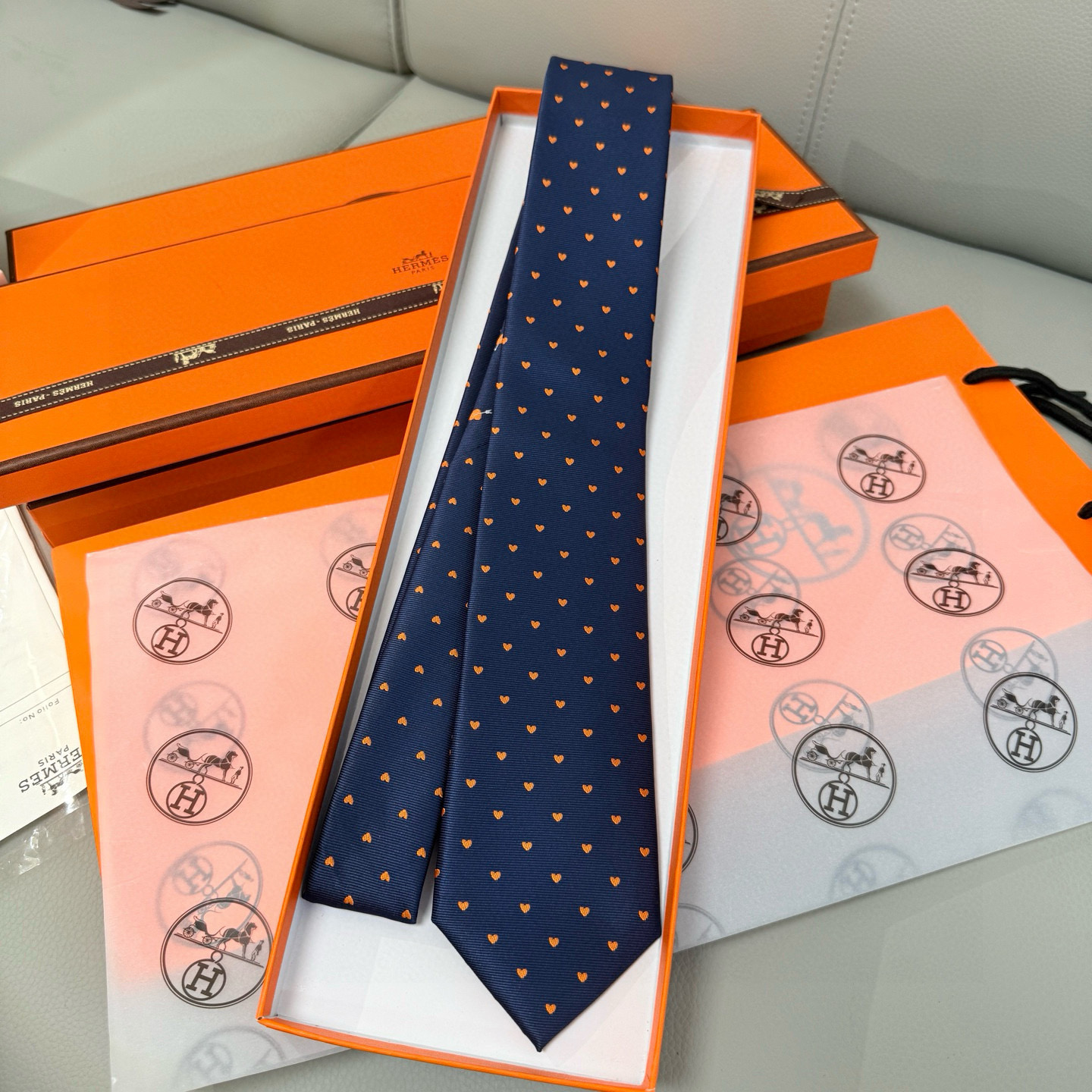 特价💰 爱马仕男女同款爱心新款领带系列👔👔，可以充分展示自己个性。100%顶级斜纹真丝手工定制‼。