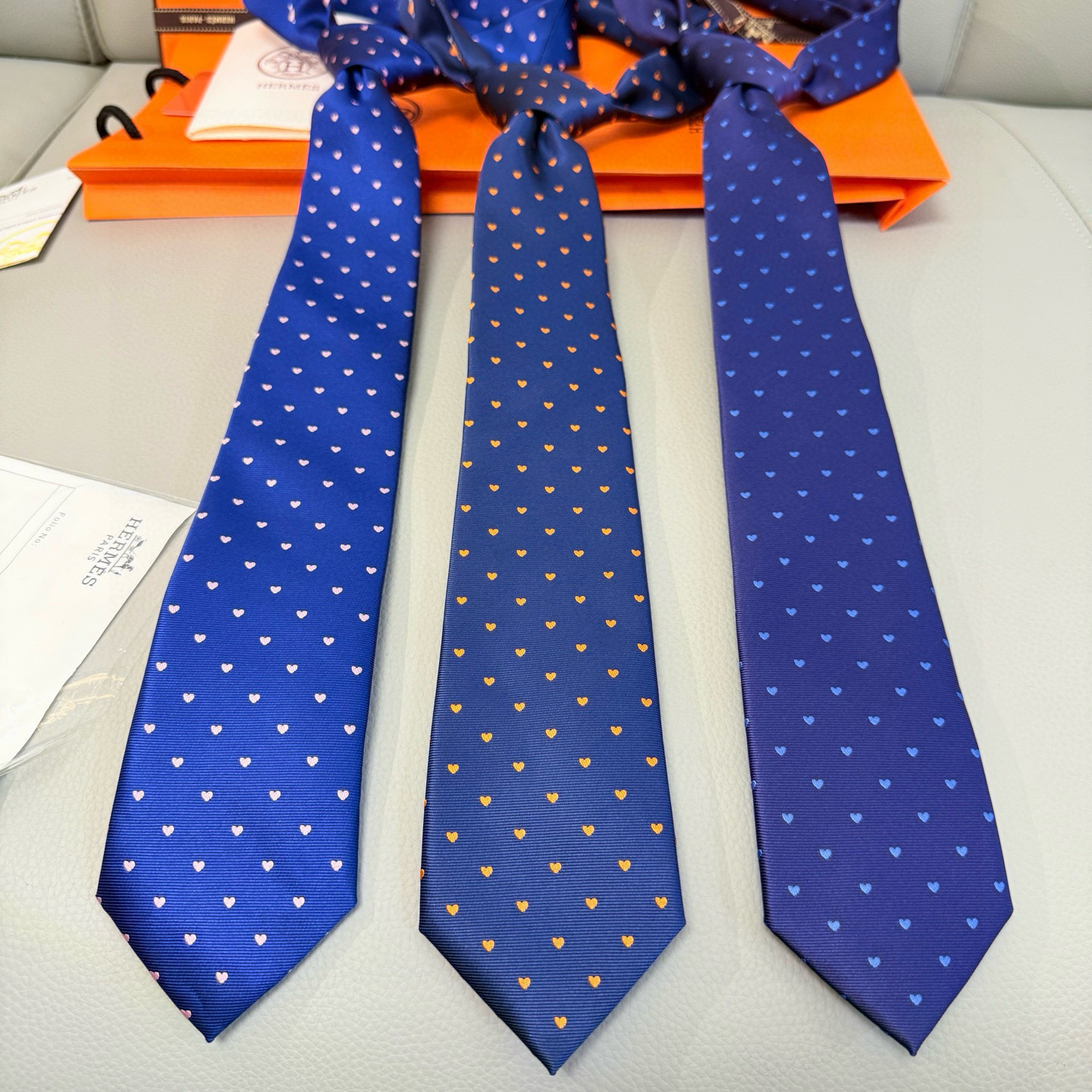 特价💰 爱马仕男女同款爱心新款领带系列👔👔，可以充分展示自己个性。100%顶级斜纹真丝手工定制‼。