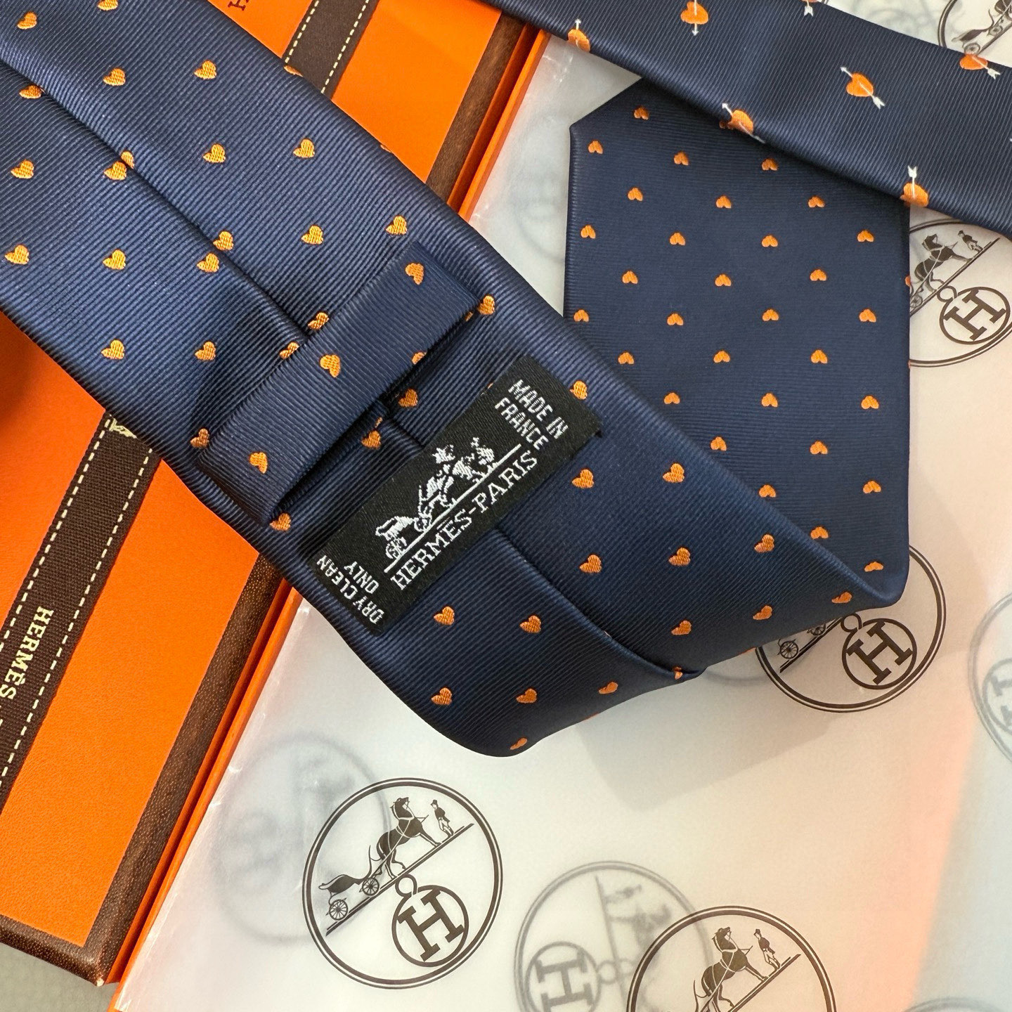 特价💰 爱马仕男女同款爱心新款领带系列👔👔，可以充分展示自己个性。100%顶级斜纹真丝手工定制‼。