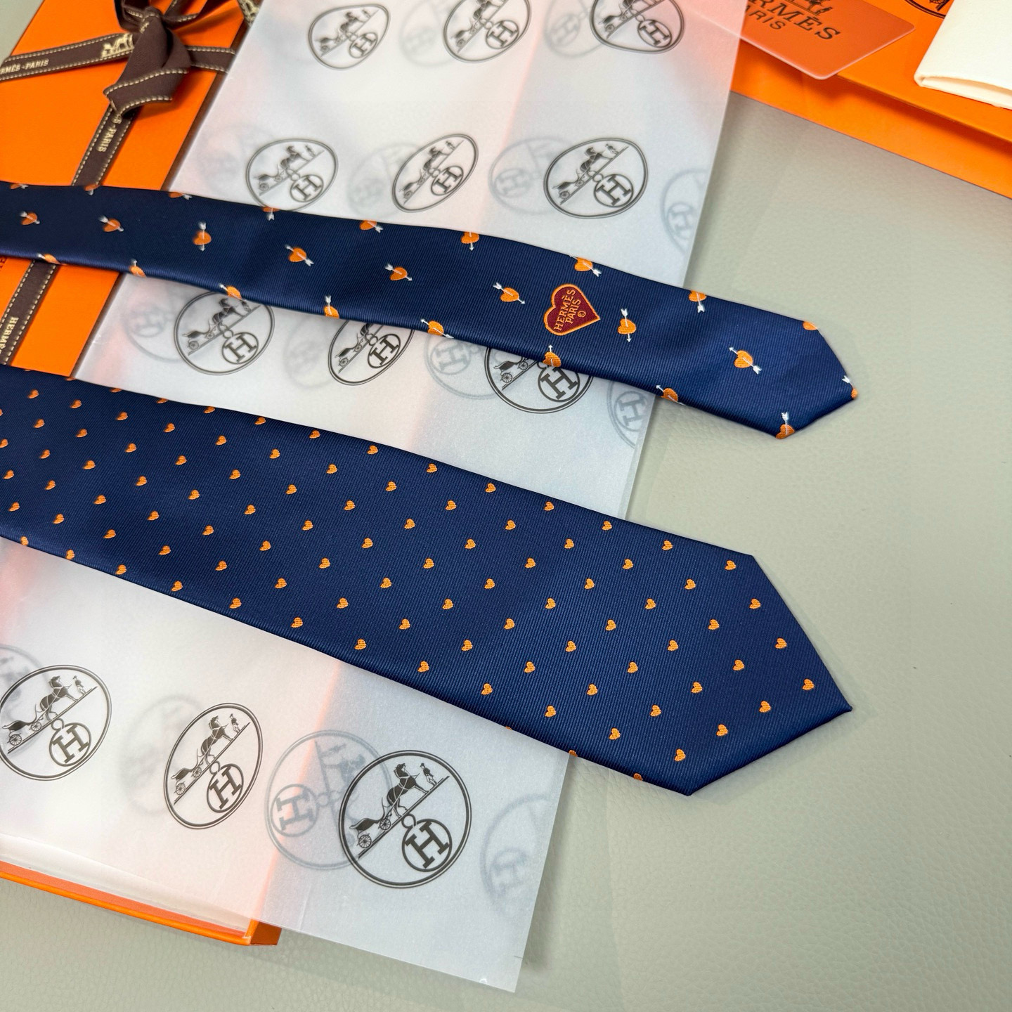 特价💰 爱马仕男女同款爱心新款领带系列👔👔，可以充分展示自己个性。100%顶级斜纹真丝手工定制‼。