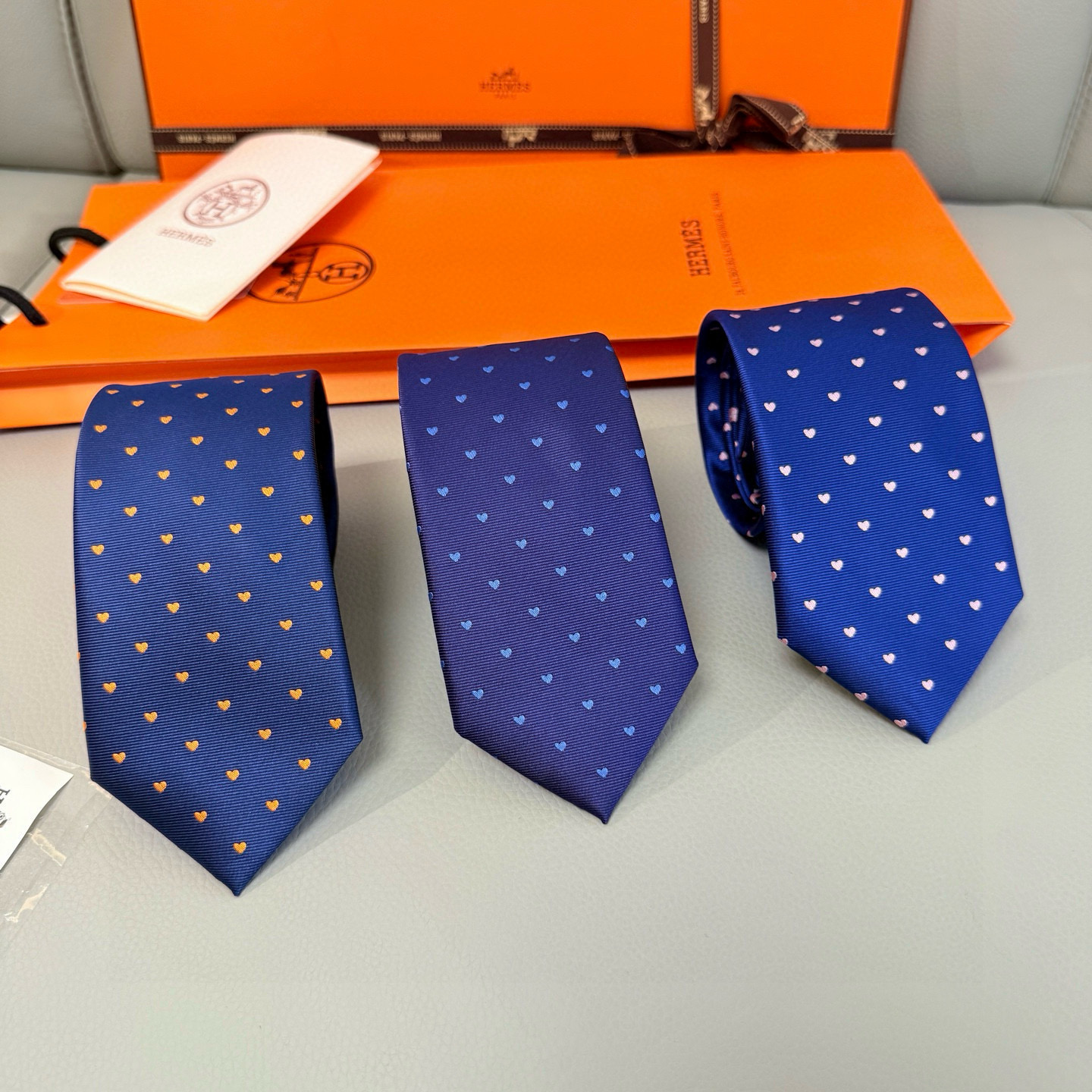 特价💰 爱马仕男女同款爱心新款领带系列👔👔，可以充分展示自己个性。100%顶级斜纹真丝手工定制‼。