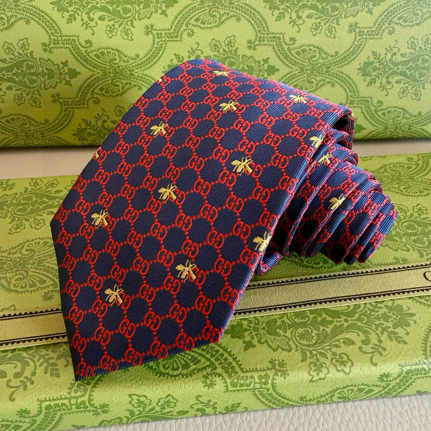 特价💰古奇男士领带【GG和蜜蜂领带】👔👔，稀有采用经典小G LOGO提花展现精湛手工与时尚优雅的理想选择