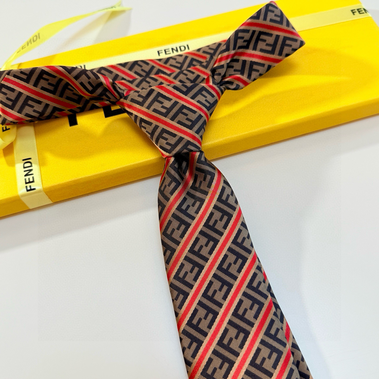 特价💰💰实物真的很美，男士芬迪爆款领带👔👔，稀有😻😻展现精湛手工与时尚优雅的理想选择，这款采用F家最具标