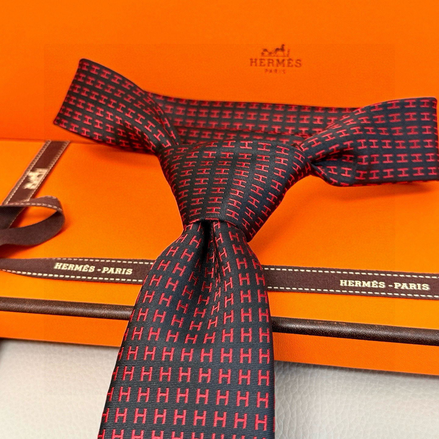特价💰男士新款领带系列【H字母图案领带】👔👔，稀有H家每年都有一千条不同印花的领带面世，从最初的多以几何