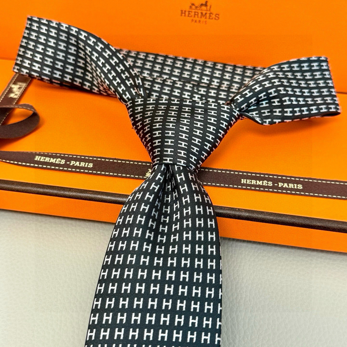 特价💰男士新款领带系列【H字母图案领带】👔👔，稀有H家每年都有一千条不同印花的领带面世，从最初的多以几何