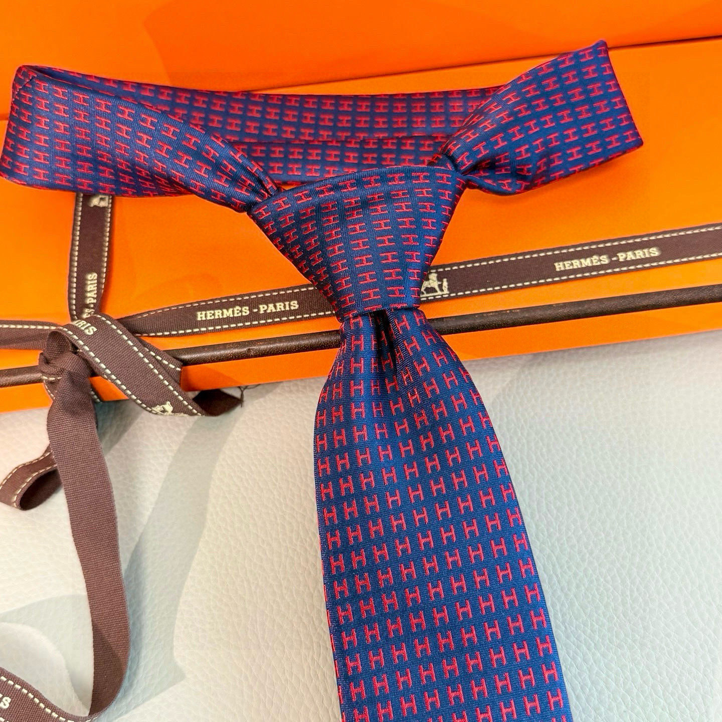 特价💰男士新款领带系列【H字母图案领带】👔👔，稀有H家每年都有一千条不同印花的领带面世，从最初的多以几何