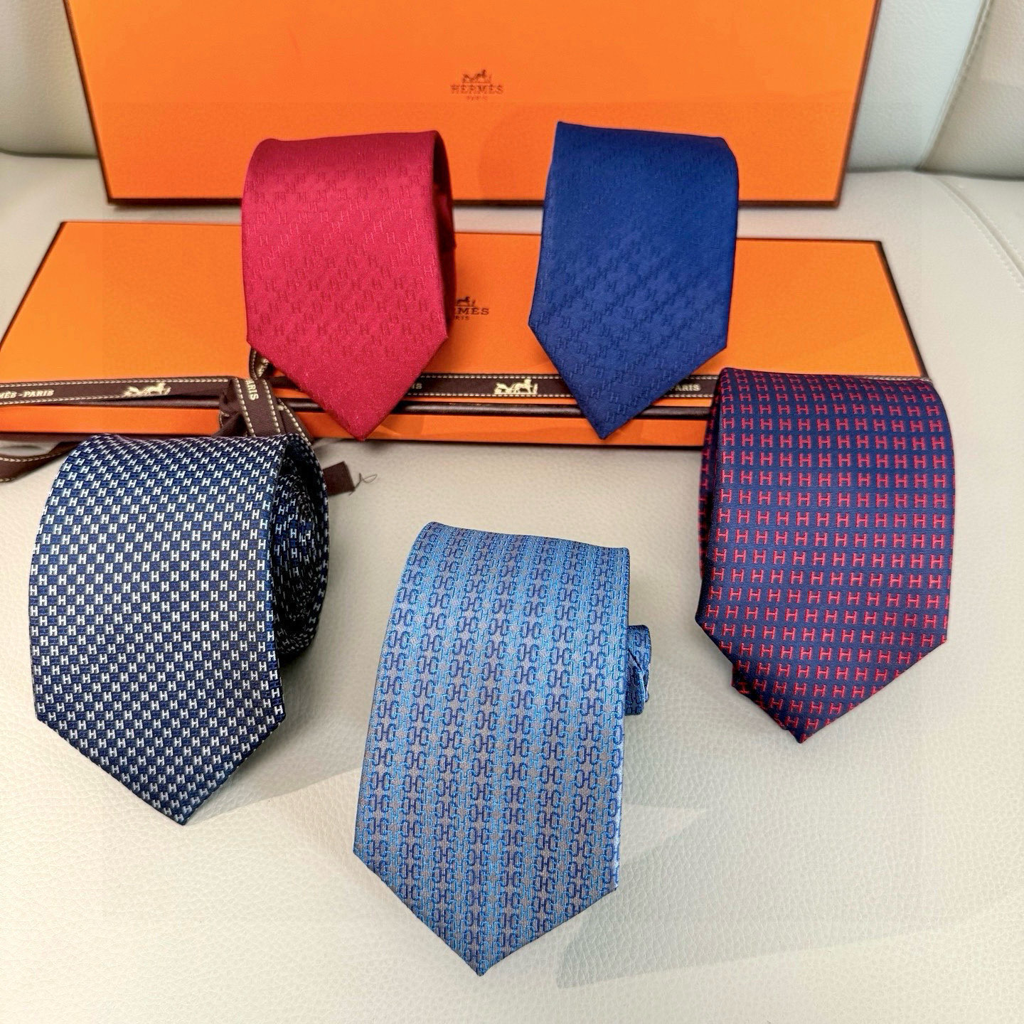 特价💰男士新款领带系列【H字母图案领带】👔👔，稀有H家每年都有一千条不同印花的领带面世，从最初的多以几何