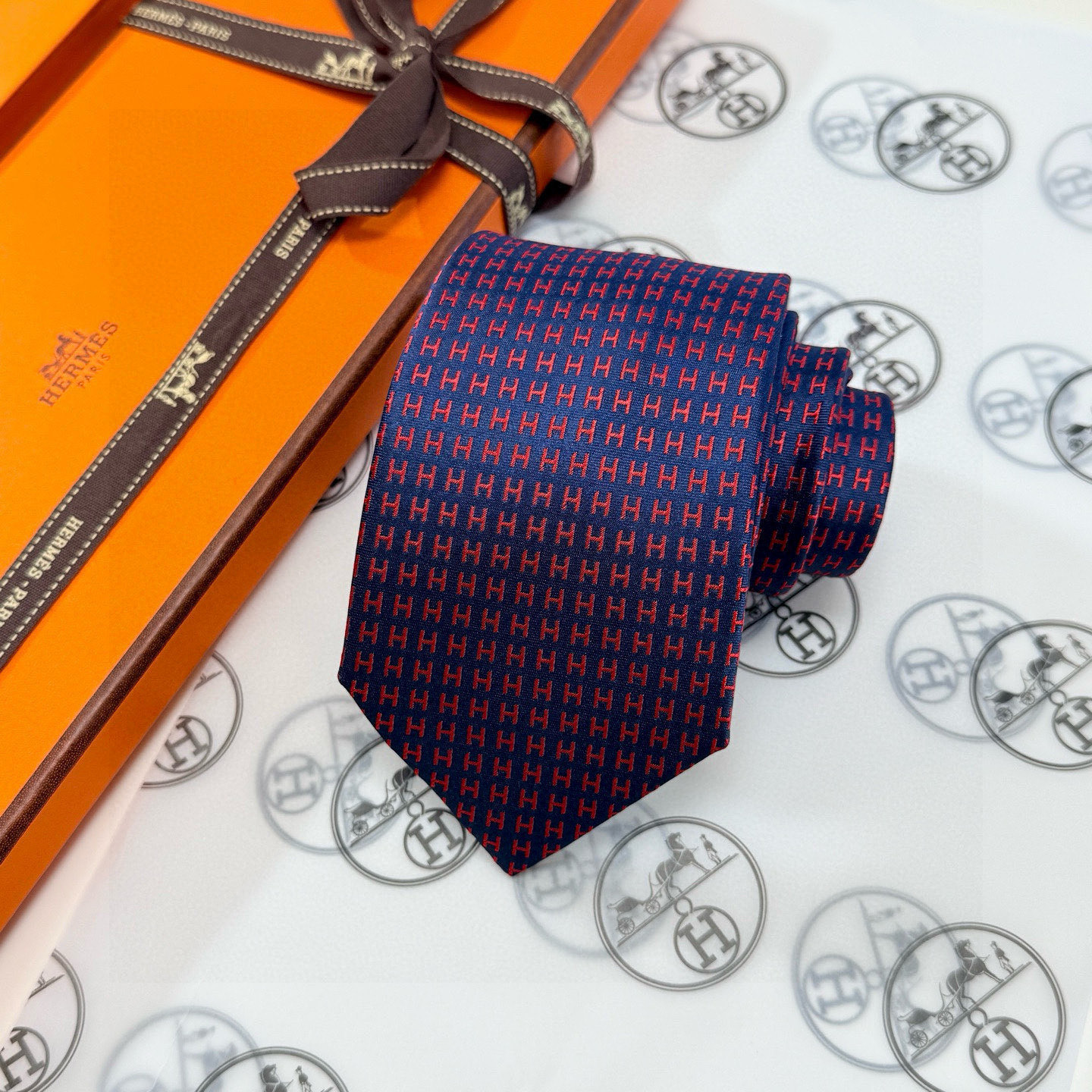 特价💰男士新款领带系列【H字母图案领带】👔👔，稀有H家每年都有一千条不同印花的领带面世，从最初的多以几何