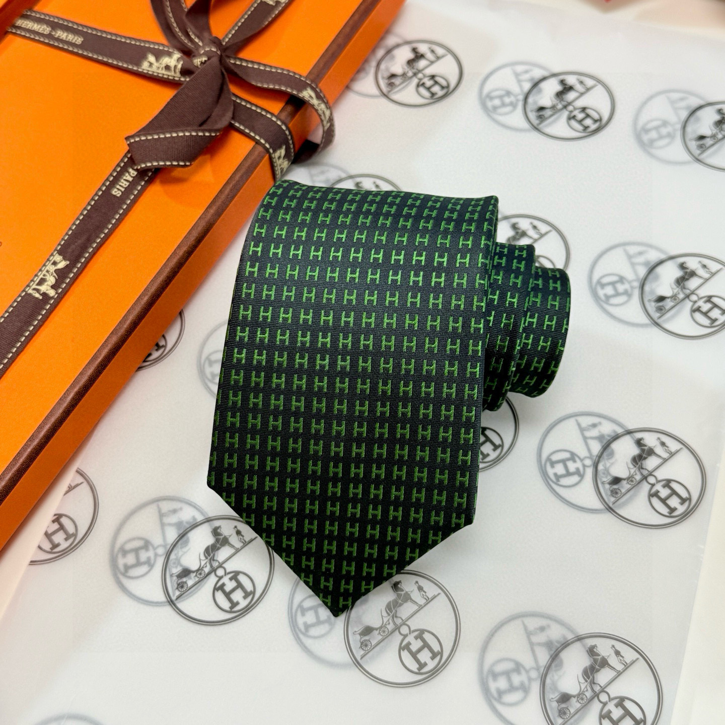 特价💰男士新款领带系列【H字母图案领带】👔👔，稀有H家每年都有一千条不同印花的领带面世，从最初的多以几何