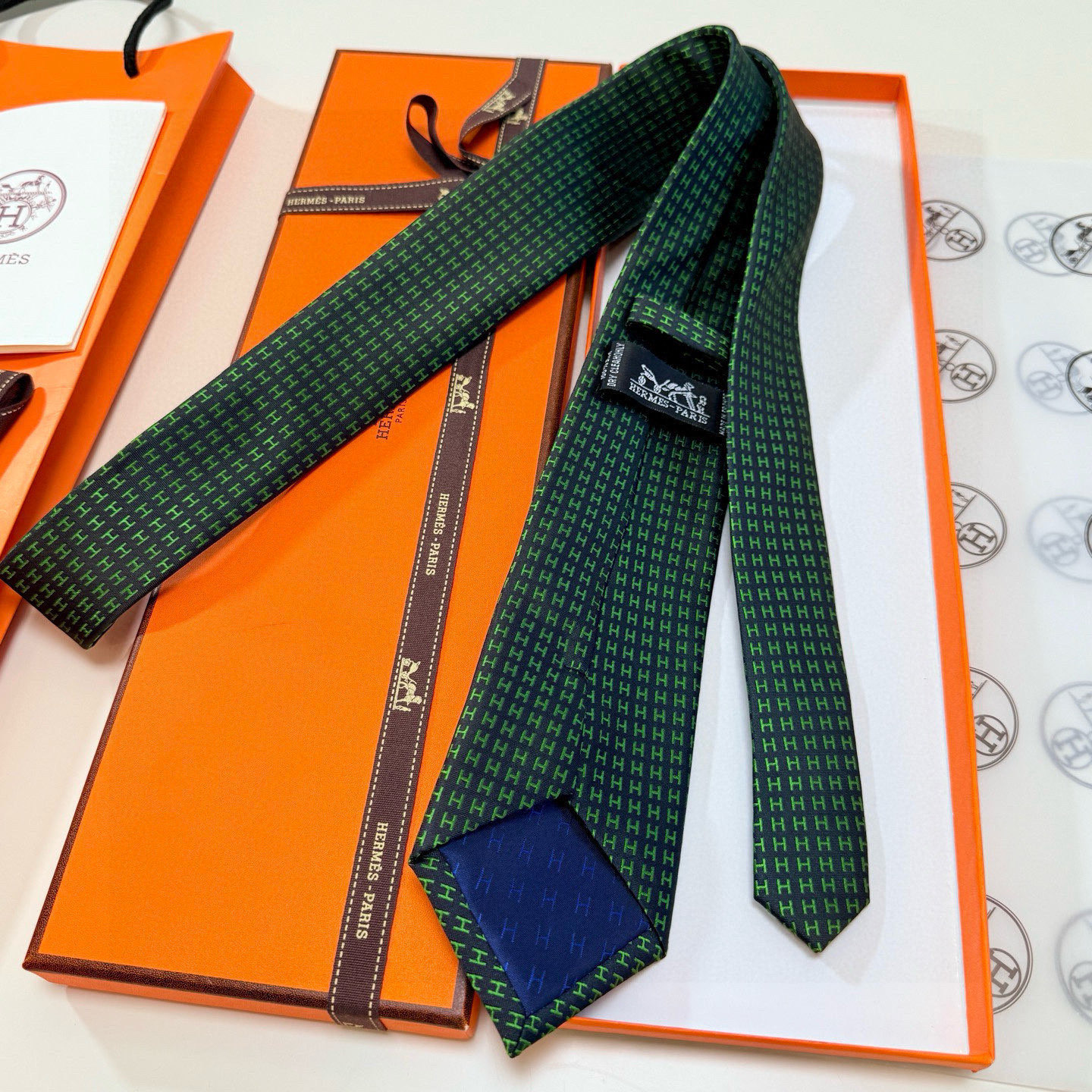 特价💰男士新款领带系列【H字母图案领带】👔👔，稀有H家每年都有一千条不同印花的领带面世，从最初的多以几何