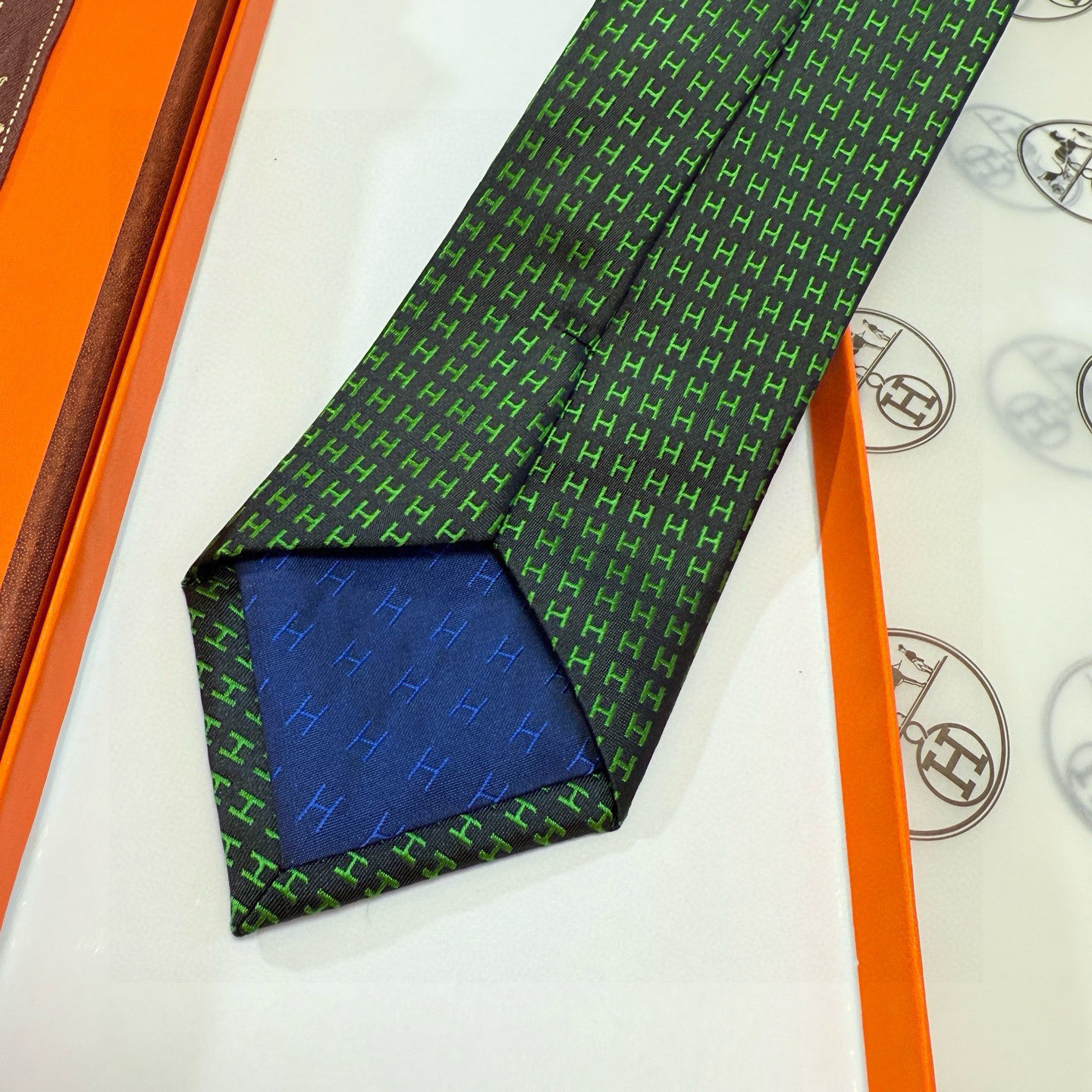 特价💰男士新款领带系列【H字母图案领带】👔👔，稀有H家每年都有一千条不同印花的领带面世，从最初的多以几何