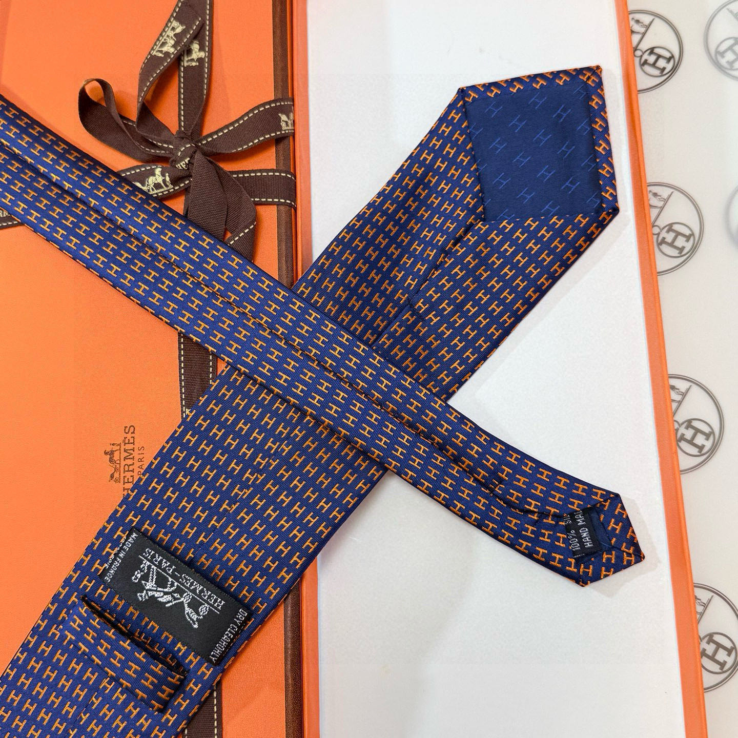 特价💰男士新款领带系列【H字母图案领带】👔👔，稀有H家每年都有一千条不同印花的领带面世，从最初的多以几何