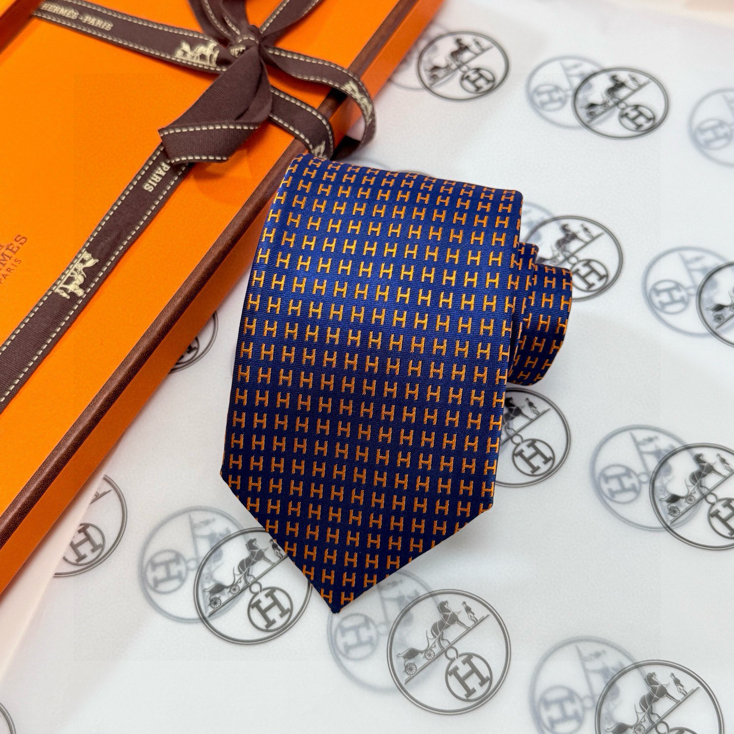 特价💰男士新款领带系列【H字母图案领带】👔👔，稀有H家每年都有一千条不同印花的领带面世，从最初的多以几何