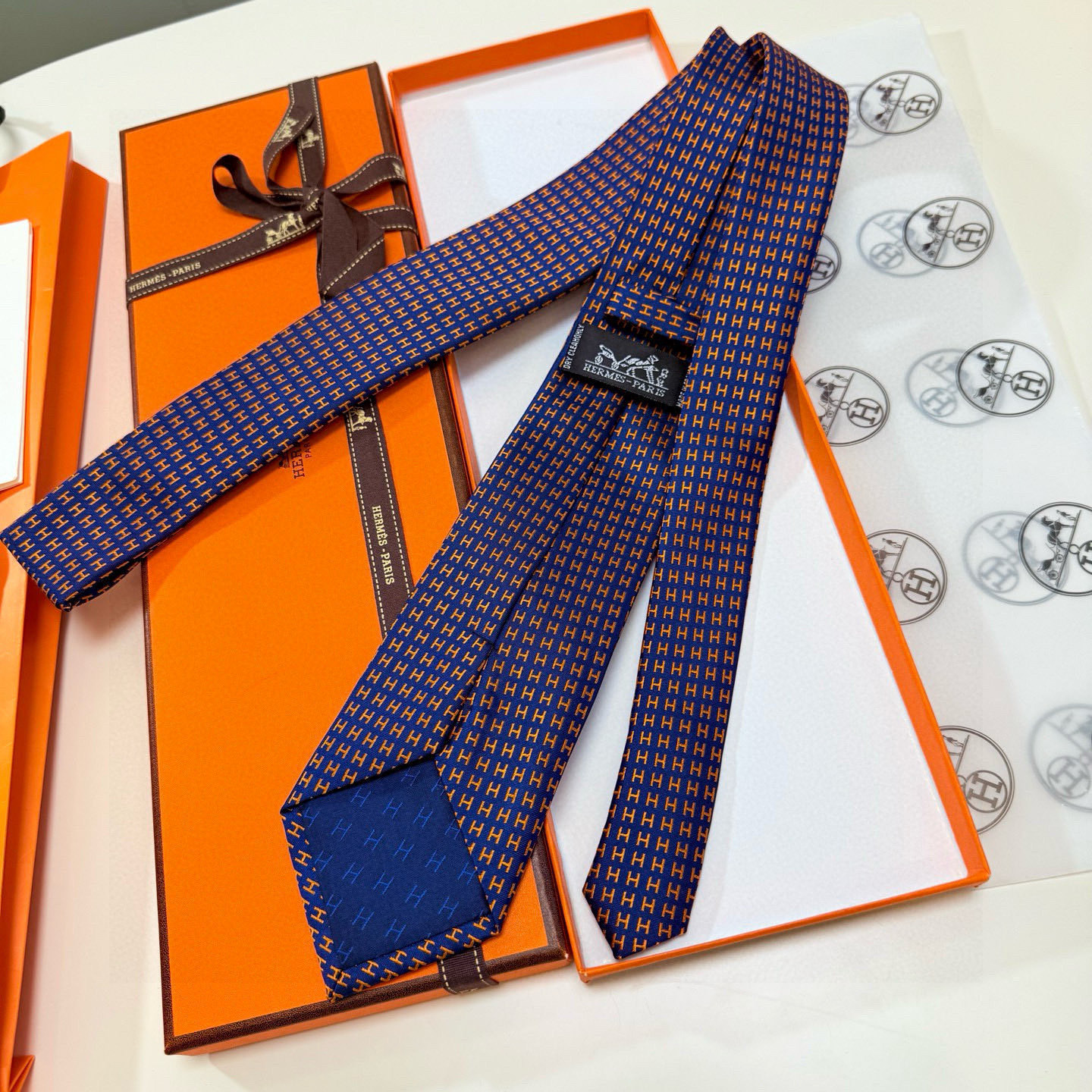 特价💰男士新款领带系列【H字母图案领带】👔👔，稀有H家每年都有一千条不同印花的领带面世，从最初的多以几何