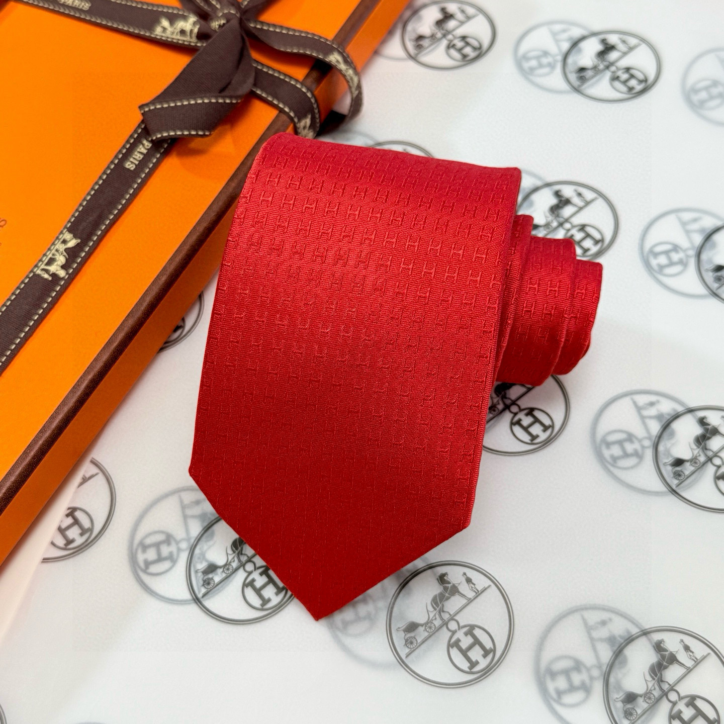 特价💰男士新款领带系列【H字母图案领带】👔👔，稀有H家每年都有一千条不同印花的领带面世，从最初的多以几何
