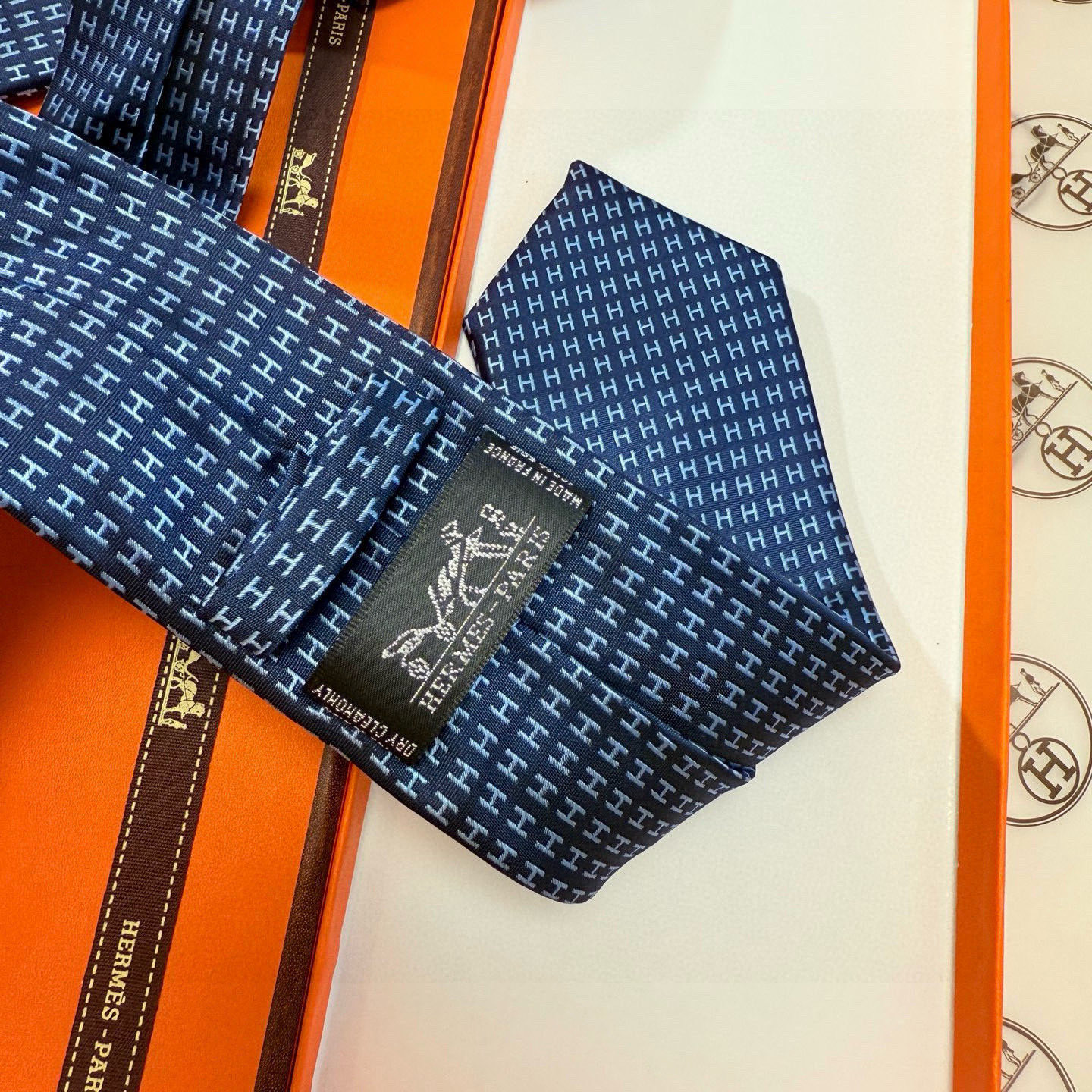 特价💰男士新款领带系列【H字母图案领带】👔👔，稀有H家每年都有一千条不同印花的领带面世，从最初的多以几何