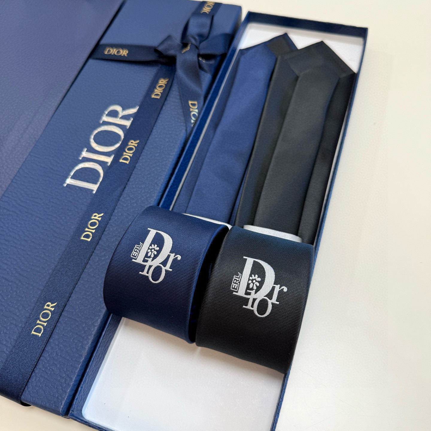 特价💰爆款到👏👏新款迪奥领带 👔👔Dior男士稀有😻😻展现精湛手工与时尚优雅的理想选择，这款采用DO家最