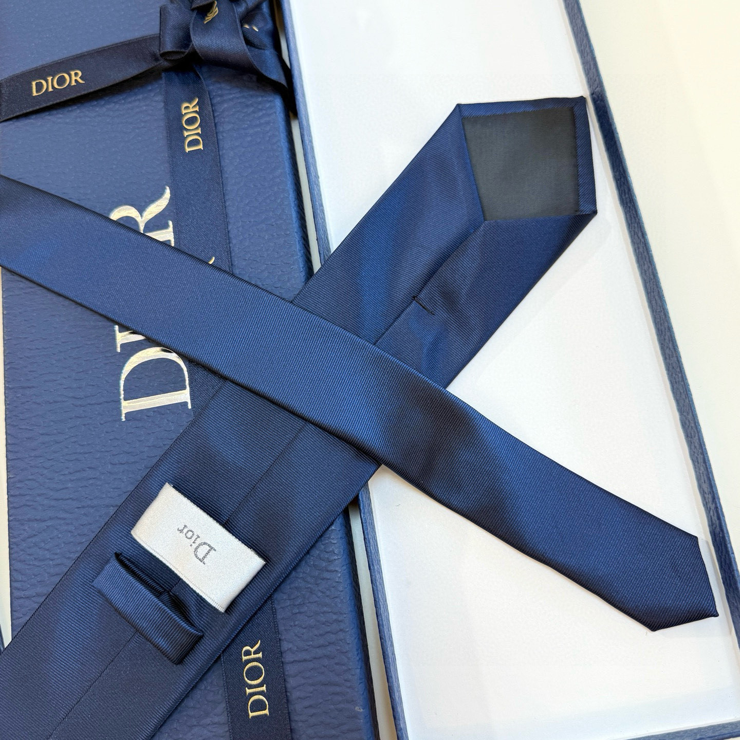 特价💰爆款到👏👏新款迪奥领带 👔👔Dior男士稀有😻😻展现精湛手工与时尚优雅的理想选择，这款采用DO家最