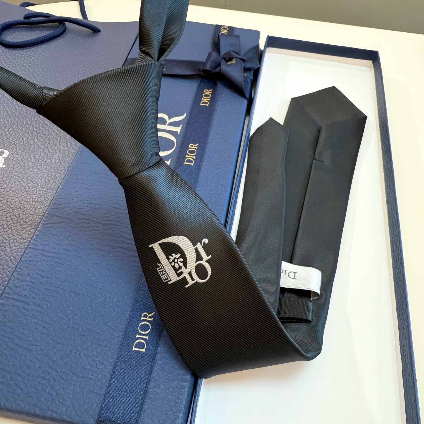 特价💰爆款到👏👏新款迪奥领带 👔👔Dior男士稀有😻😻展现精湛手工与时尚优雅的理想选择，这款采用DO家最