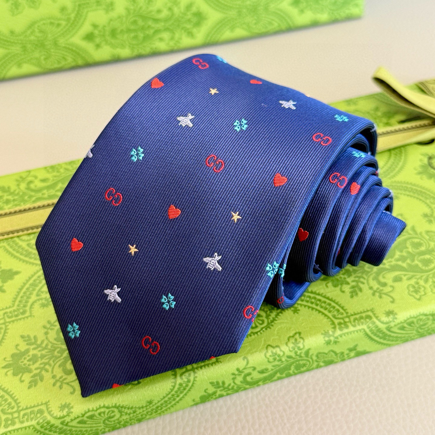特价💰古奇男士领带系列【GG蜜蜂和心形领带】👔👔，稀有采用经典主题动物绣花展现精湛手工与时尚优雅的理想选