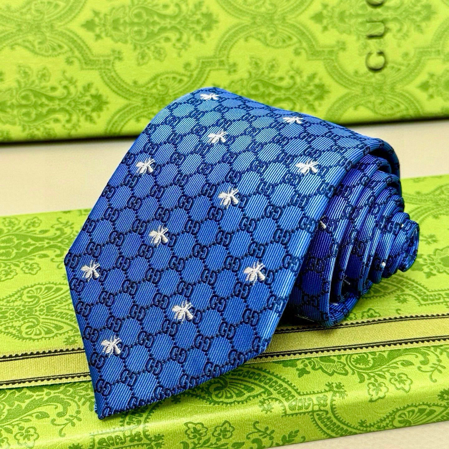 特价💰时尚潮男必备!Gucci男士印花小蜜蜂领带,让你瞬间提升气质,成为办公室的焦点!🐝👌
👀 第一眼看