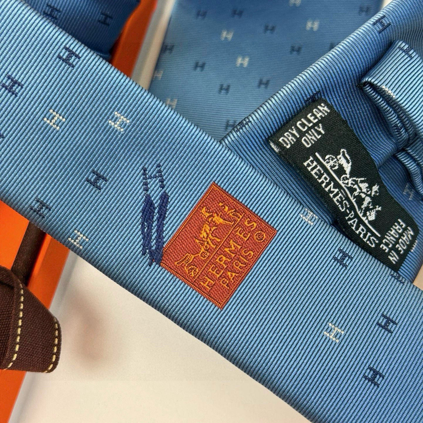 特价💰 三色，官方同步新款“H”正从银河划过。
稀有H家每年都有一千条不同印花的领带面世，从最初的多以几