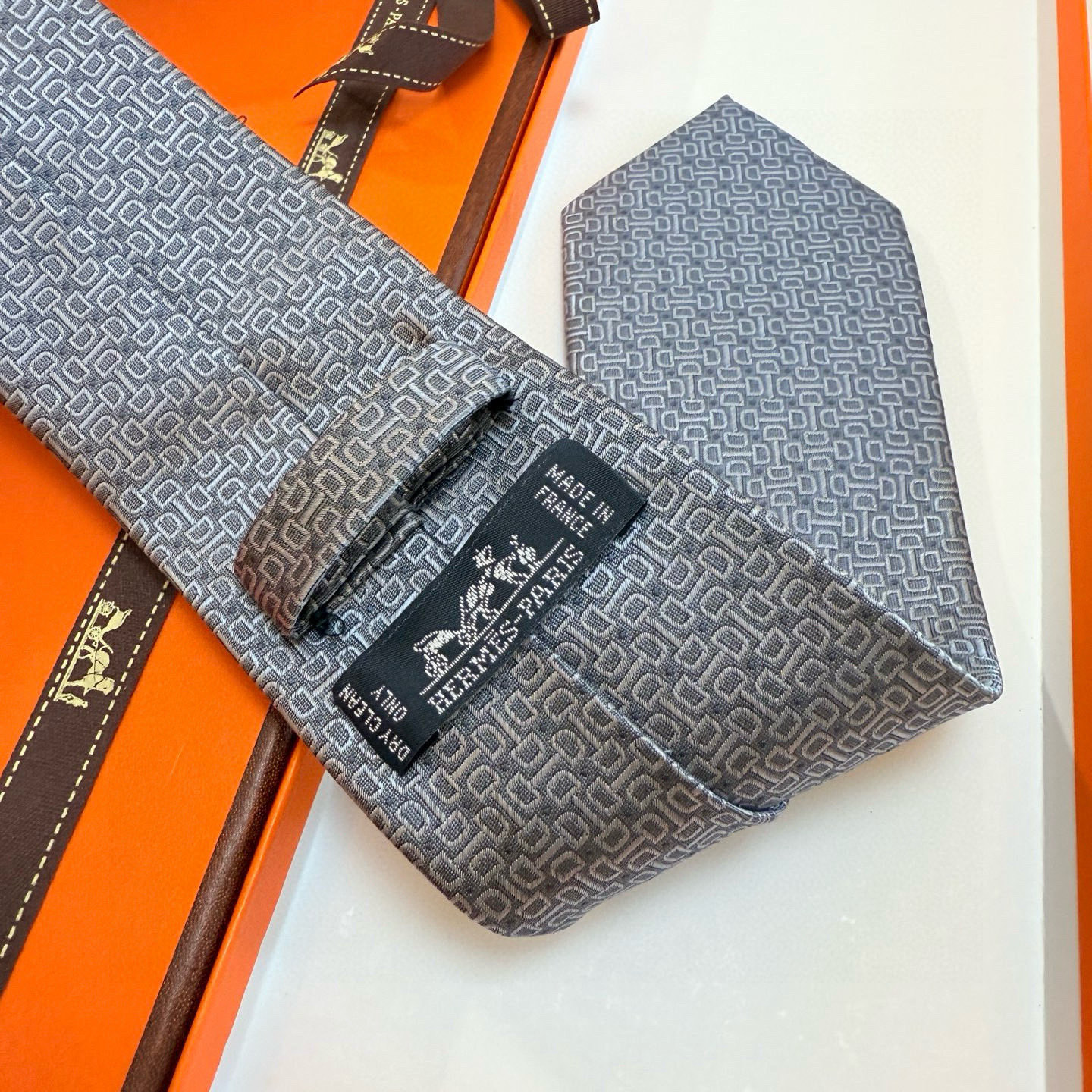 特价  官方新款男士领带，8色，稀有爱马仕家每年都有一千条不同印花的领带面世，从最初的多以几何图案表现骑