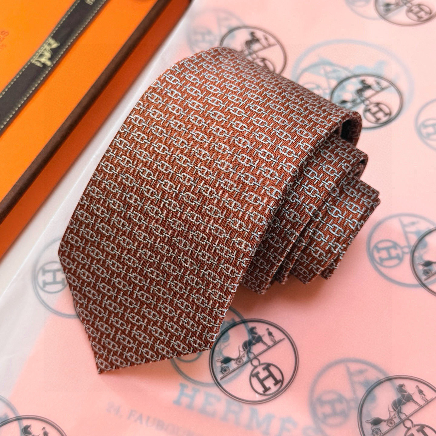 特价💰👨‍✈男士新款领带系列【H新型链条领带】👔👔，稀有H家每年都有一千条不同印花的领带面世，从最初的多