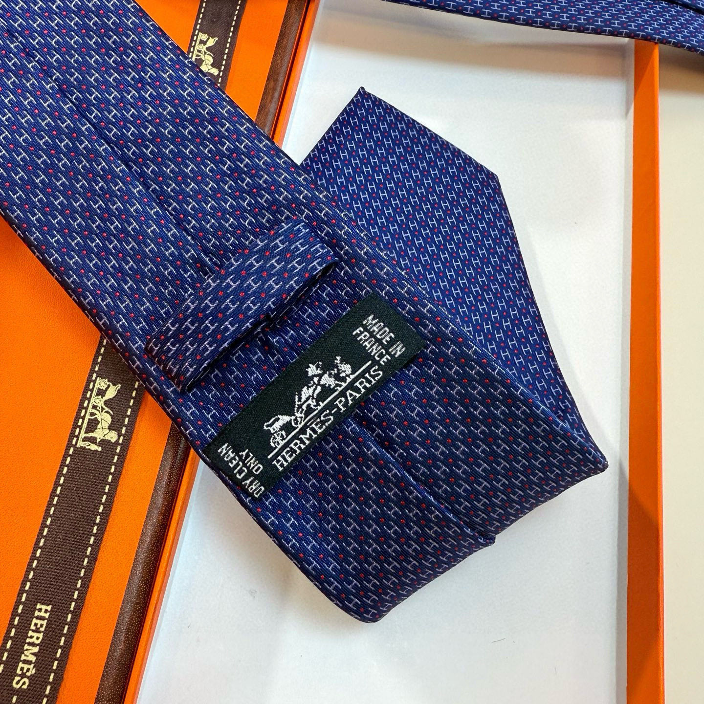特价💰男士新款领带系列【H圆点领带】👔👔，稀有😻😻H家每年都有一千条不同印花的领带面世，从最初的多以几何