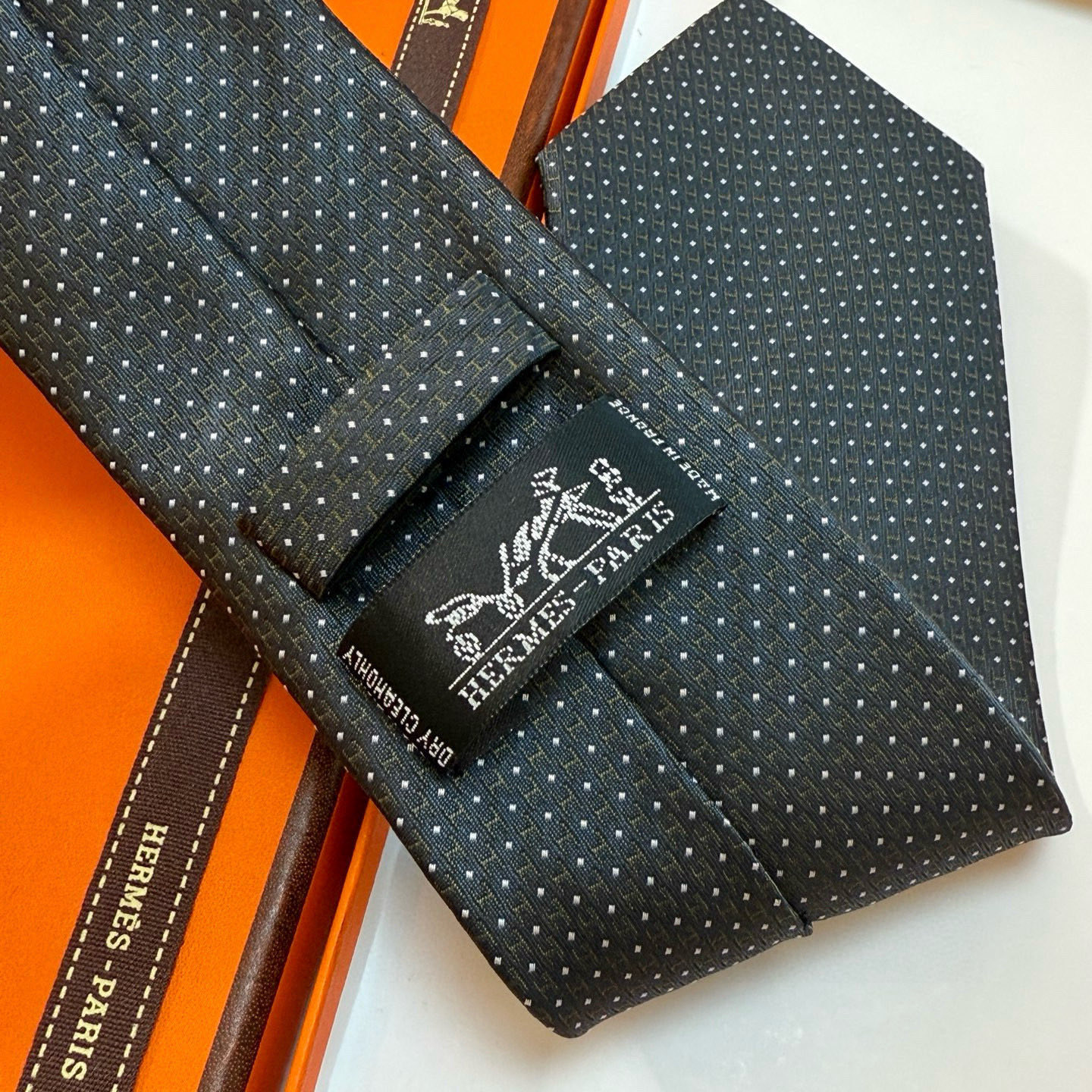 特价💰男士新款领带系列【H圆点领带】👔👔，稀有😻😻H家每年都有一千条不同印花的领带面世，从最初的多以几何