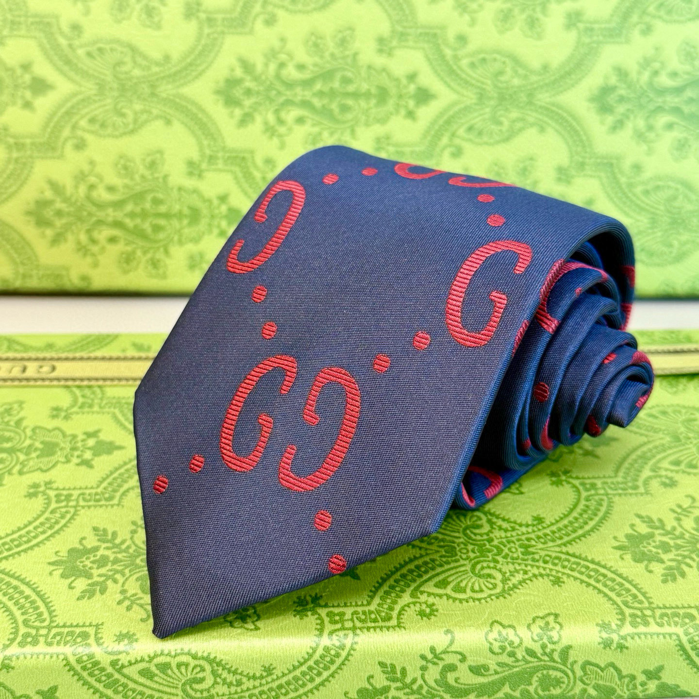 特价💰 Gucci拼色老花Logo领带👔
年末送同事、送领导、送男性的不二之选
深蓝色底色搭配加大码的灰