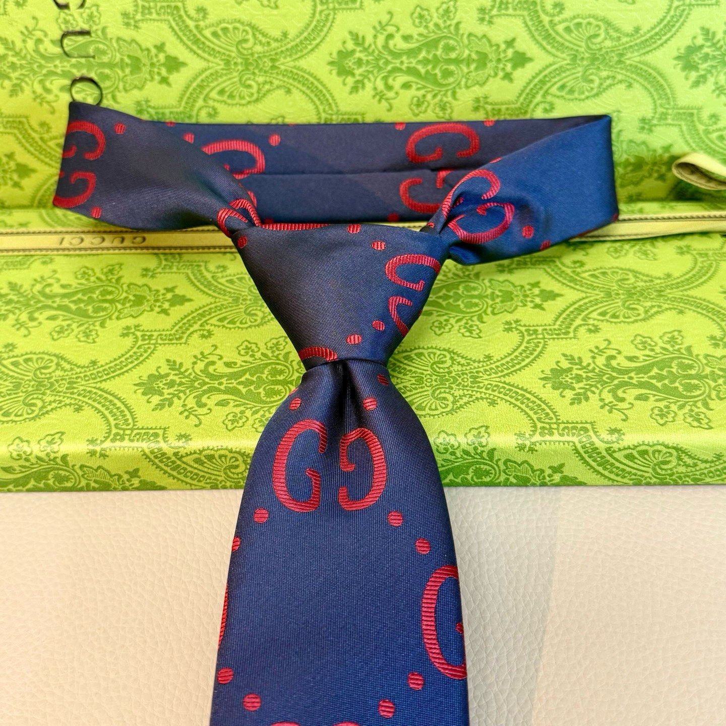 特价💰 Gucci拼色老花Logo领带👔
年末送同事、送领导、送男性的不二之选
深蓝色底色搭配加大码的灰
