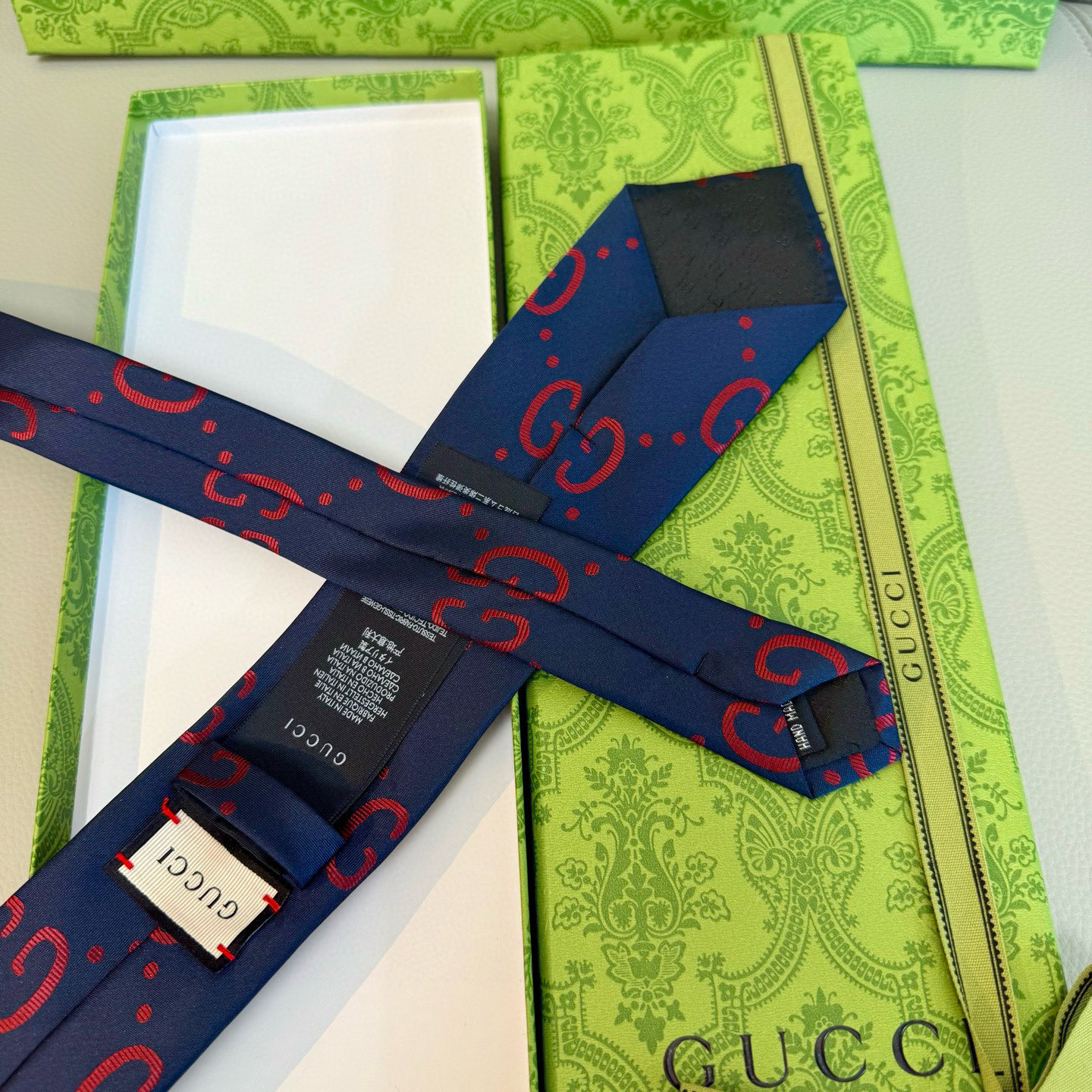 特价💰 Gucci拼色老花Logo领带👔
年末送同事、送领导、送男性的不二之选
深蓝色底色搭配加大码的灰