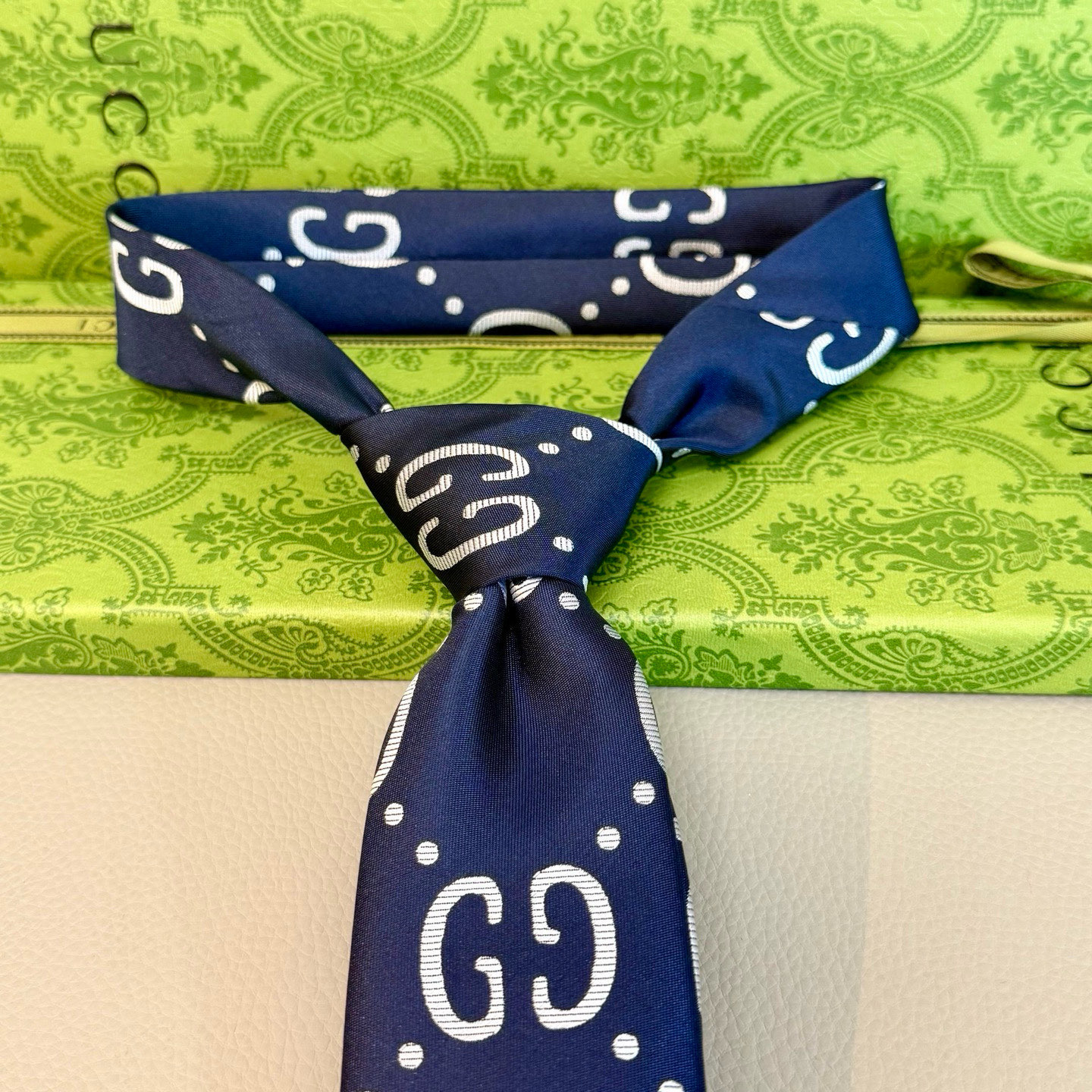 特价💰 Gucci拼色老花Logo领带👔
年末送同事、送领导、送男性的不二之选
深蓝色底色搭配加大码的灰
