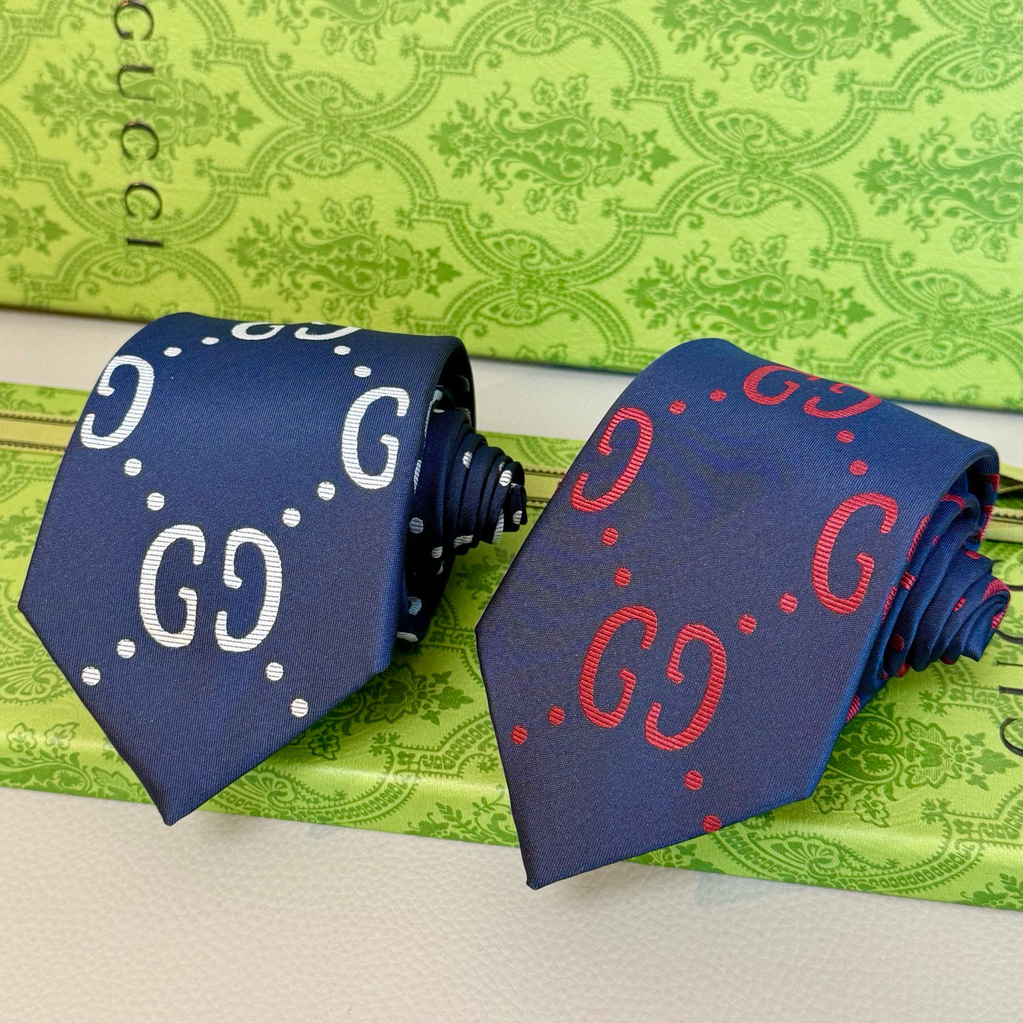特价💰 Gucci拼色老花Logo领带👔
年末送同事、送领导、送男性的不二之选
深蓝色底色搭配加大码的灰
