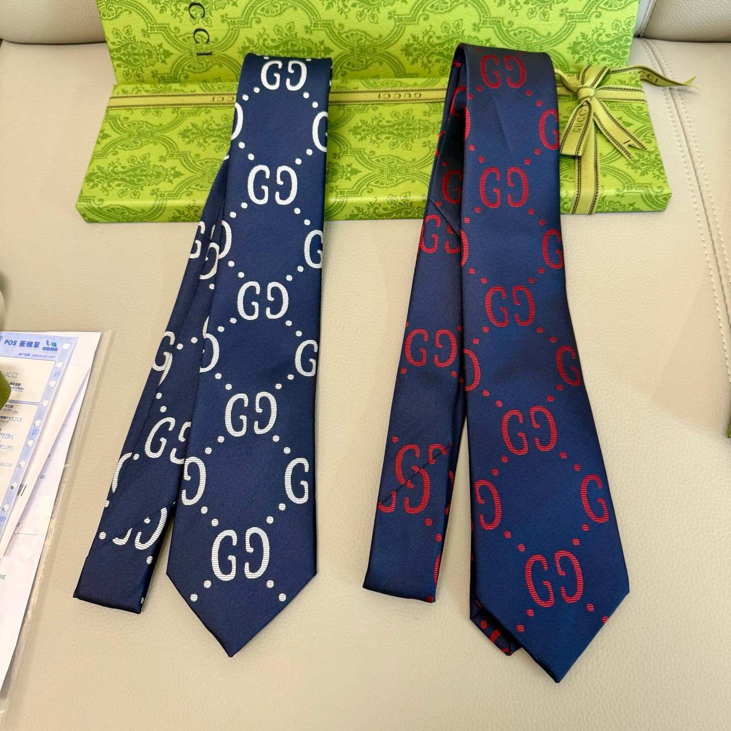 特价💰 Gucci拼色老花Logo领带👔
年末送同事、送领导、送男性的不二之选
深蓝色底色搭配加大码的灰